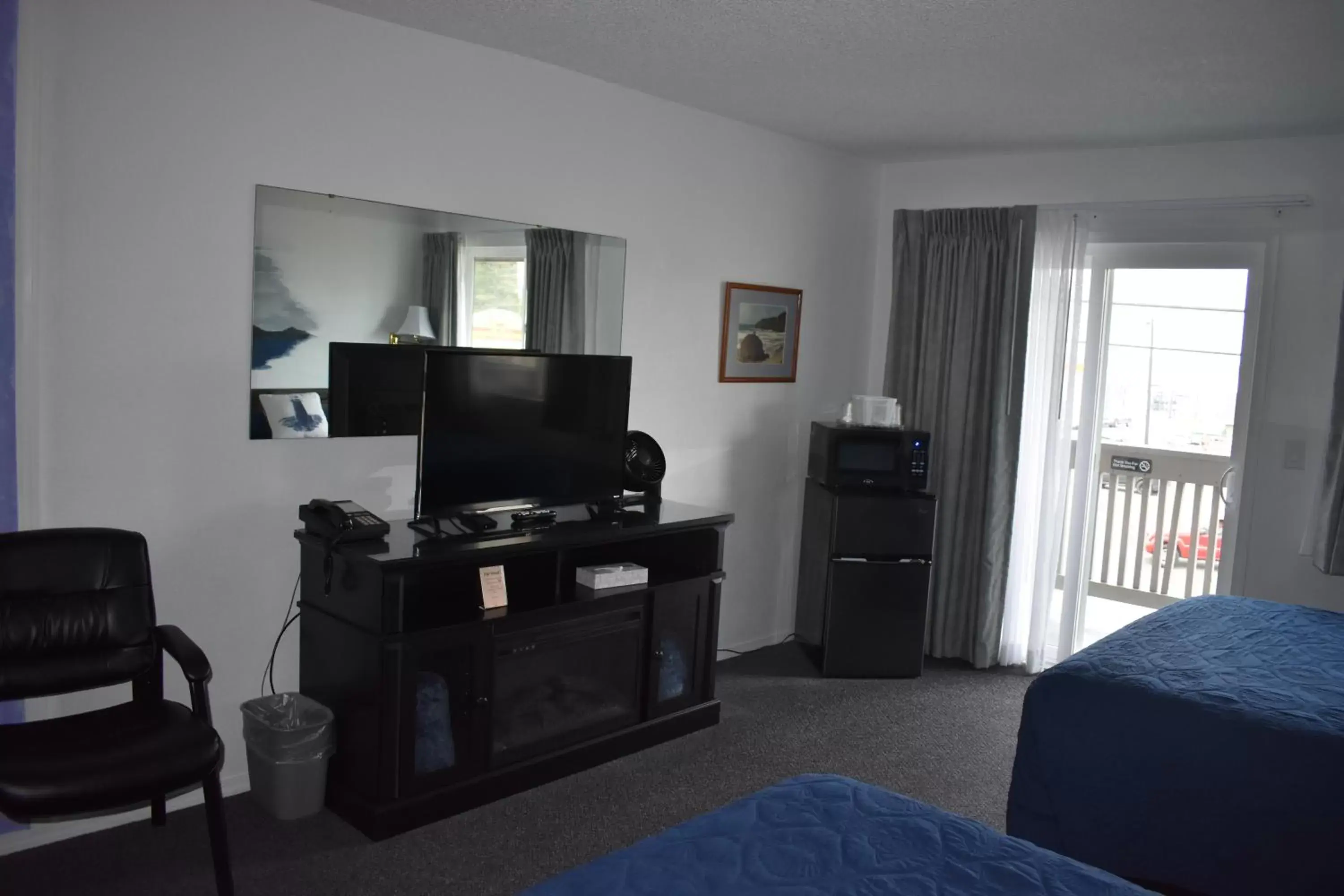 TV/Entertainment Center in Lighthouse Cove Inn