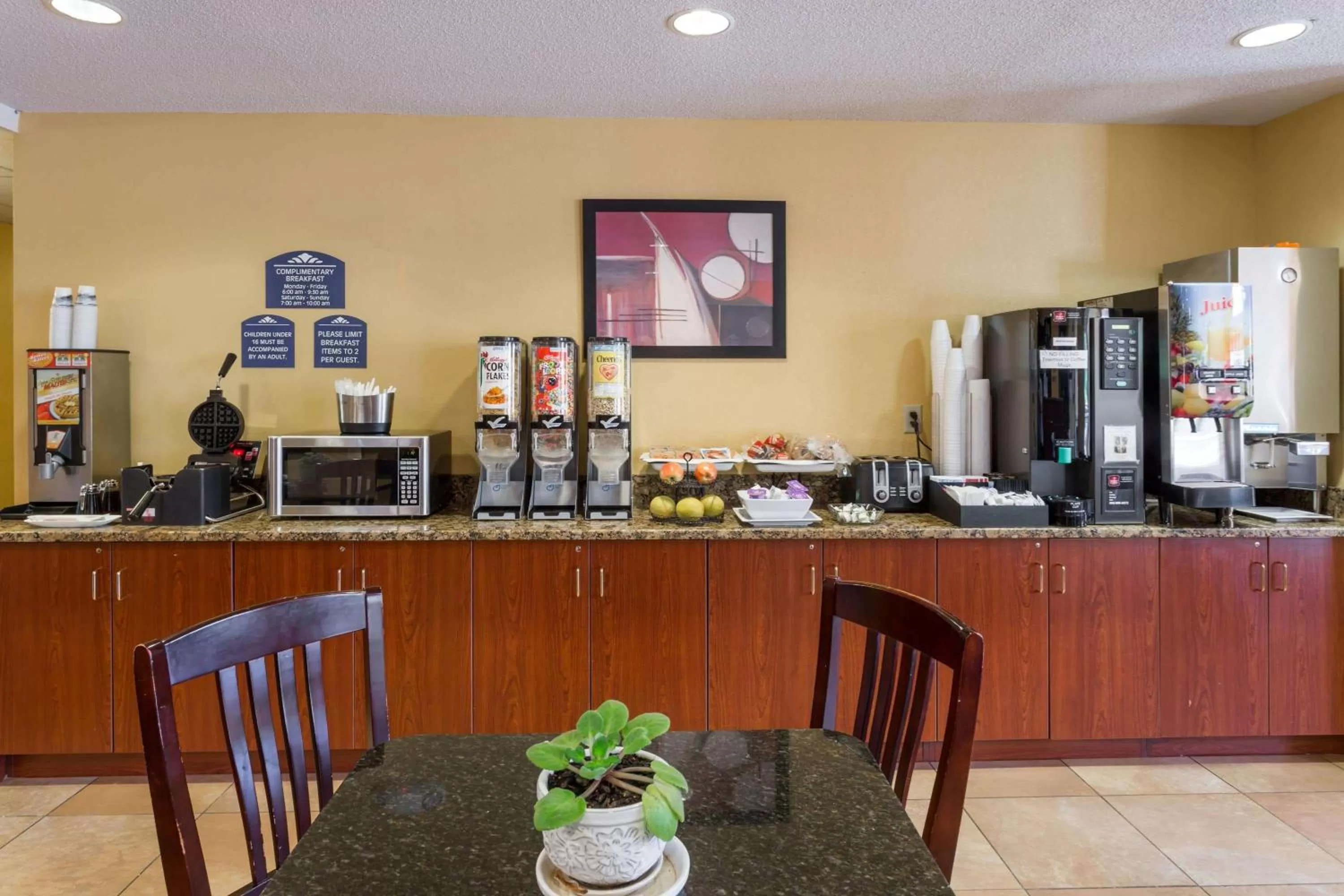 Restaurant/places to eat in Microtel Inn & Suites by Wyndham Hillsborough
