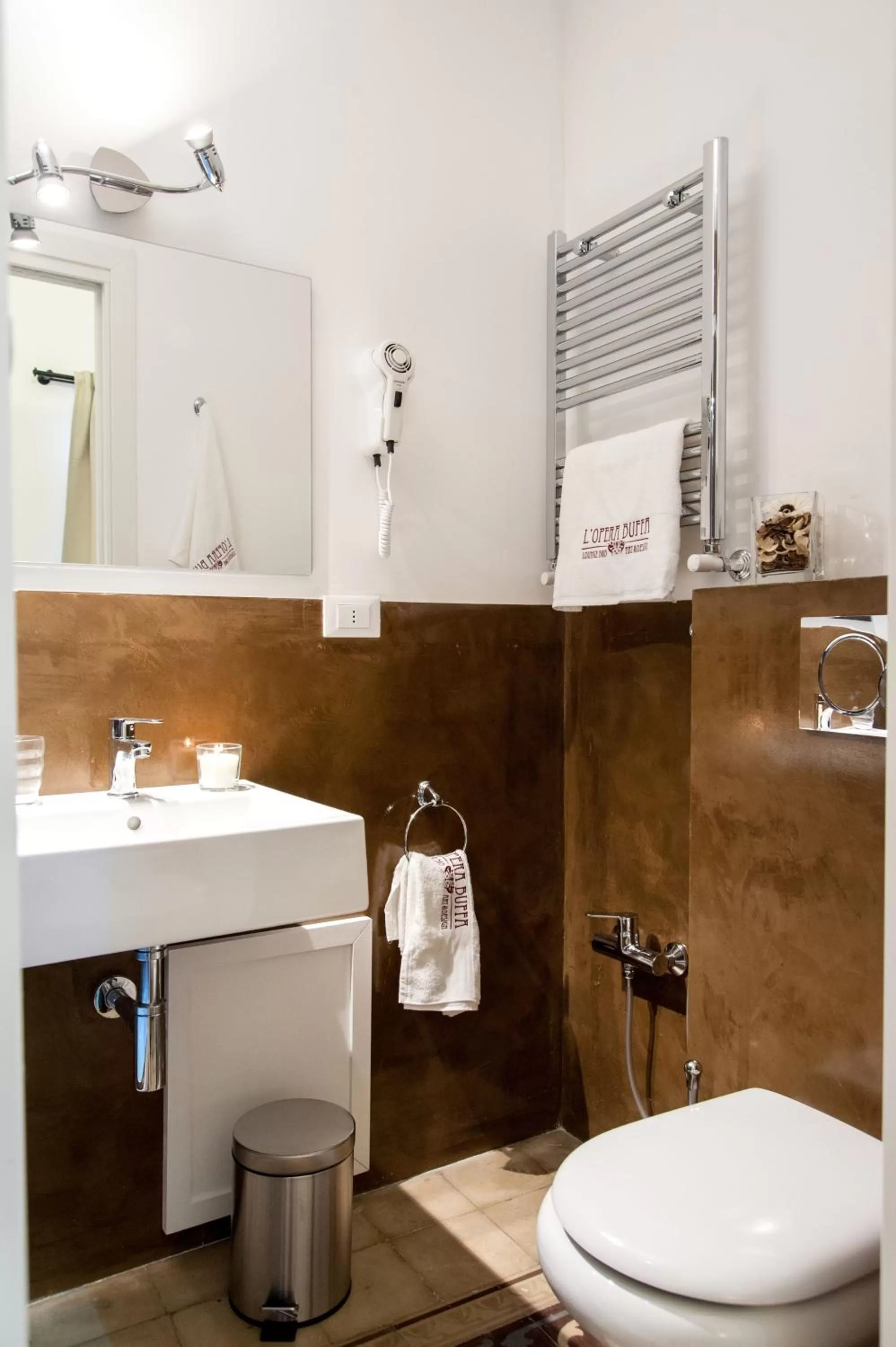 Bathroom in L'Opera Buffa