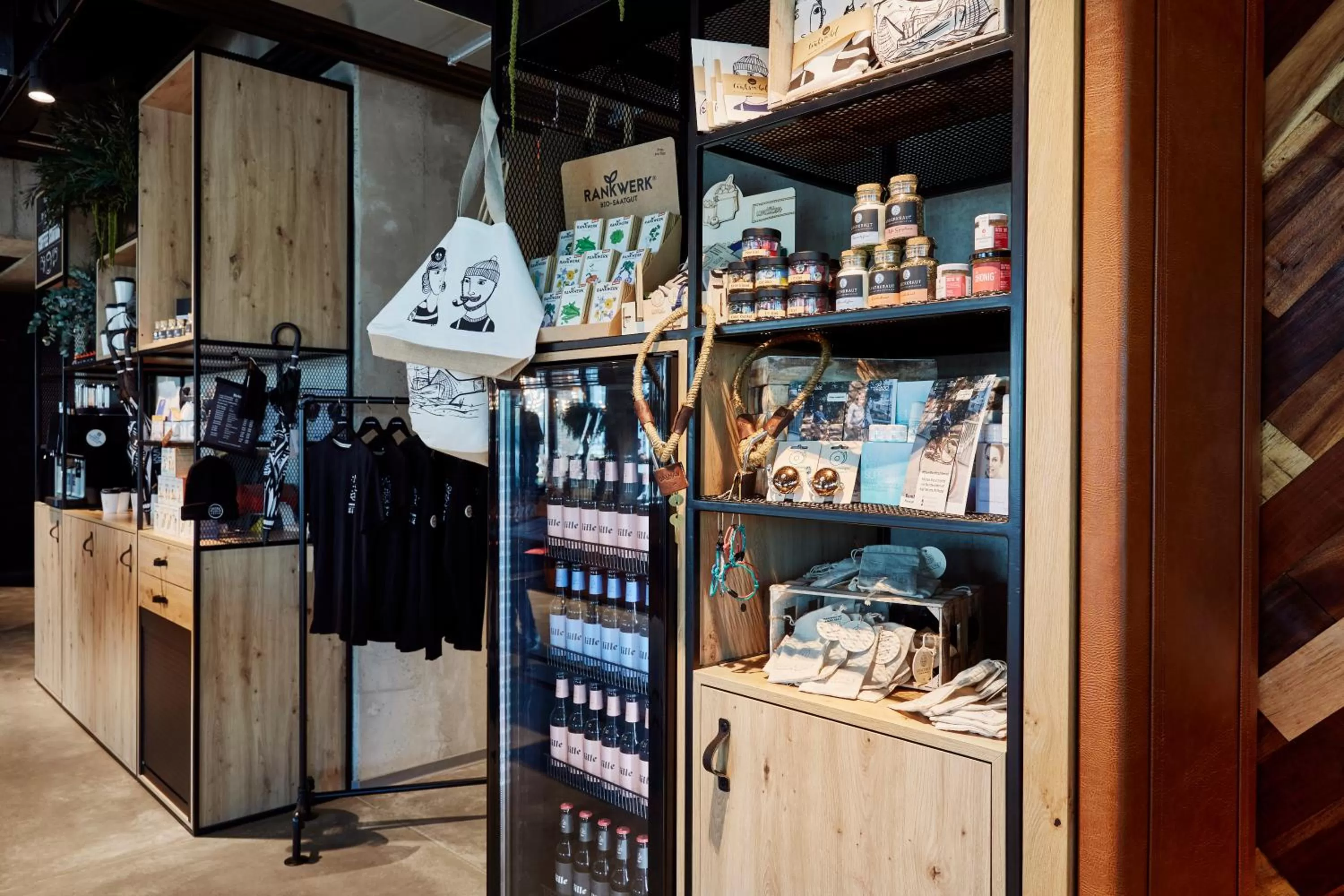 On-site shops in Me and All Hotel Kiel, by Hyatt