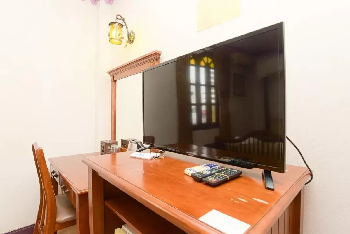 Communal lounge/ TV room, TV/Entertainment Center in Ban Ao Thong