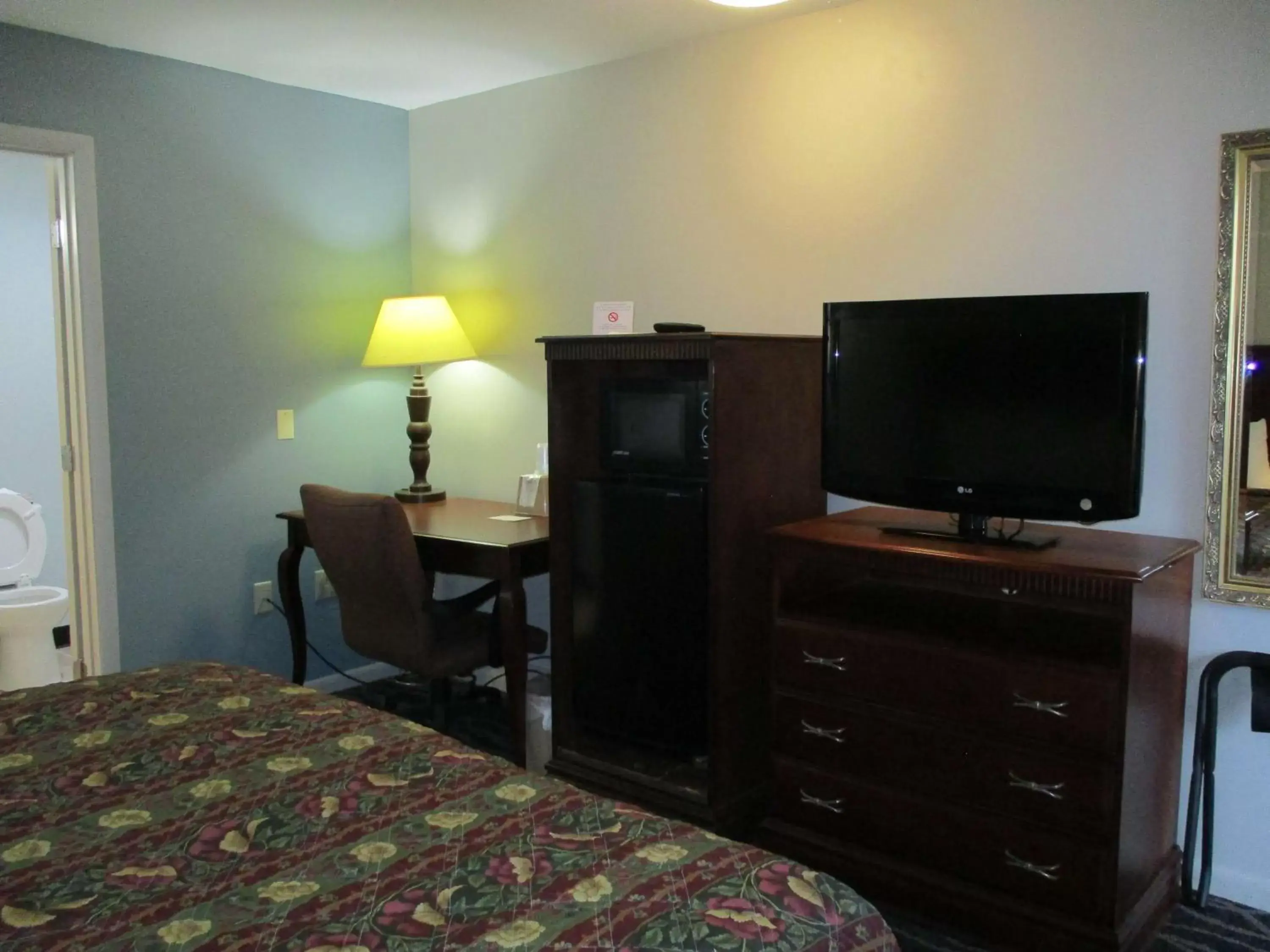 Photo of the whole room, TV/Entertainment Center in Motel 6-Shartlesville, PA