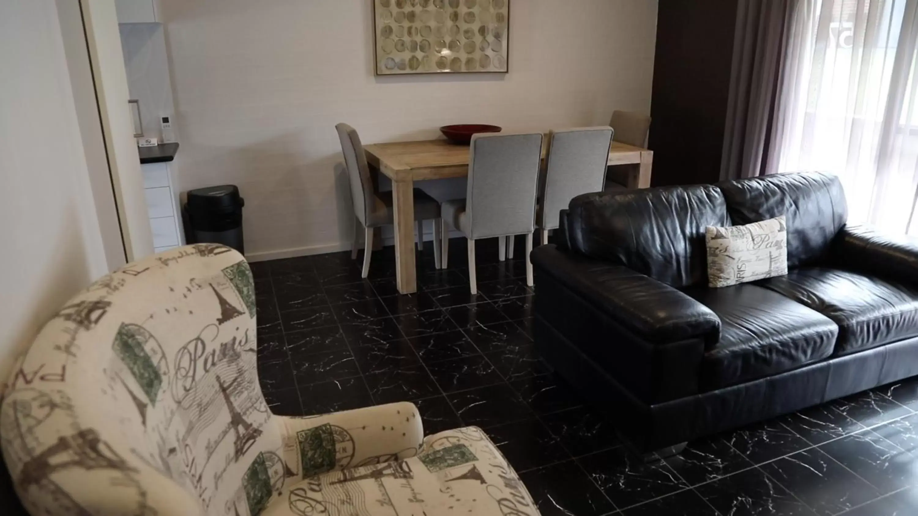 Living room in Blazing Stump Motel & Suites