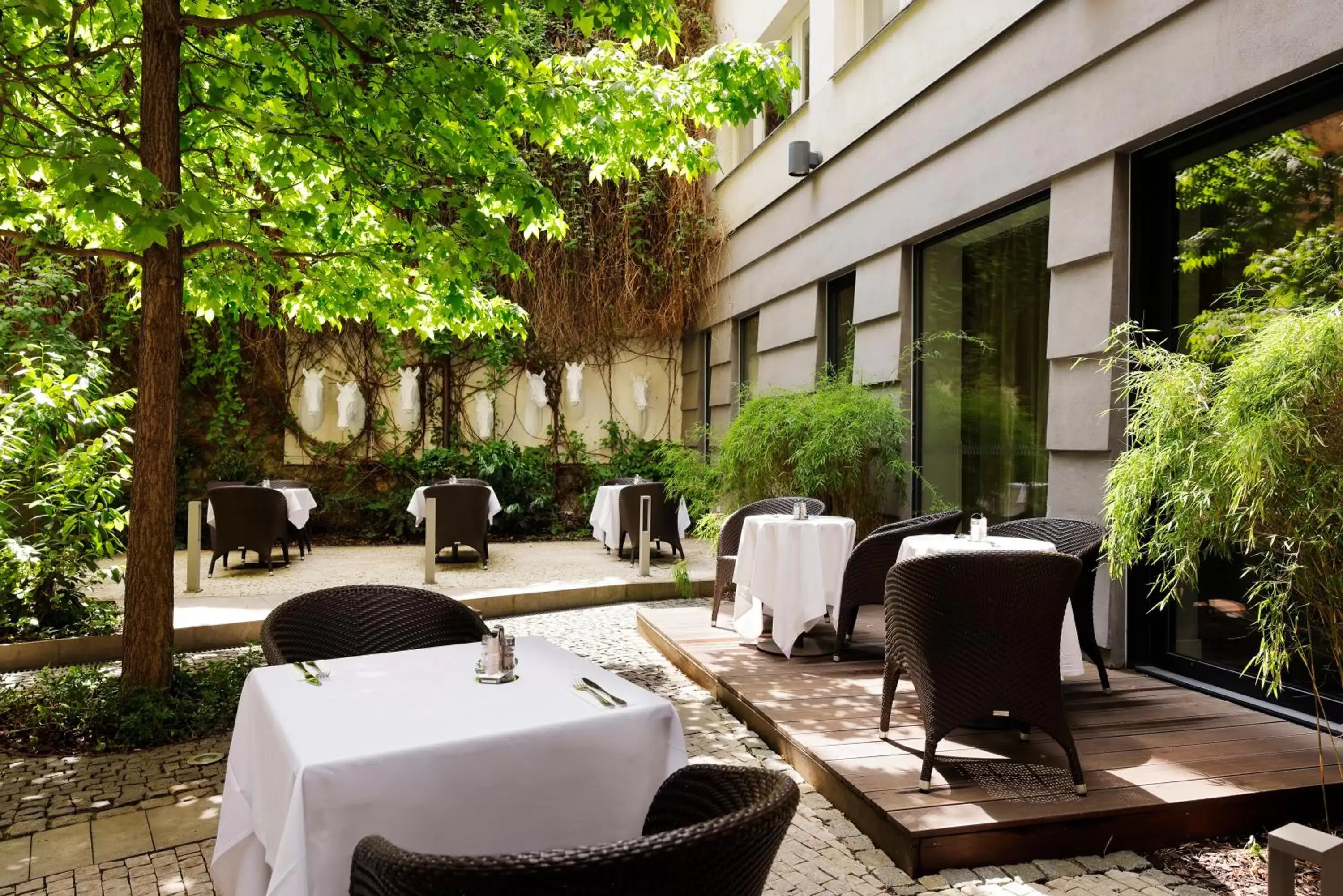 Patio, Restaurant/Places to Eat in Three Crowns Hotel