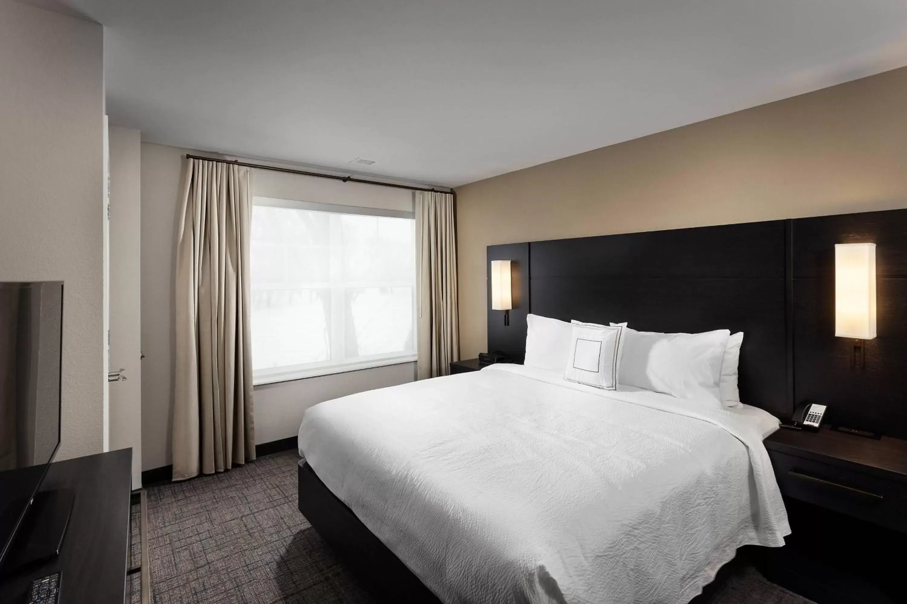 Bedroom, Bed in Residence Inn by Marriott Milwaukee Brookfield