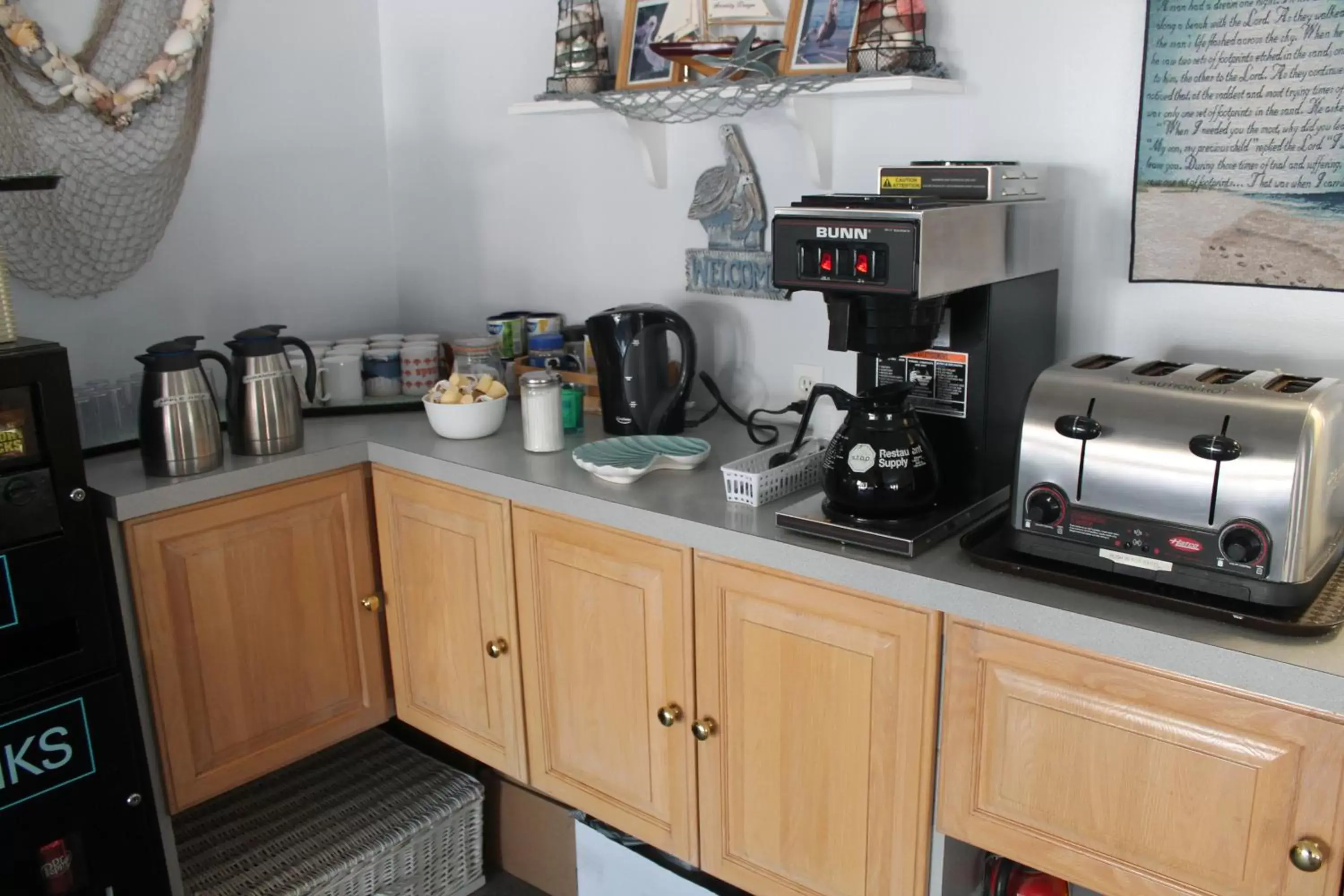 Coffee/tea facilities, Kitchen/Kitchenette in Leisure Inn