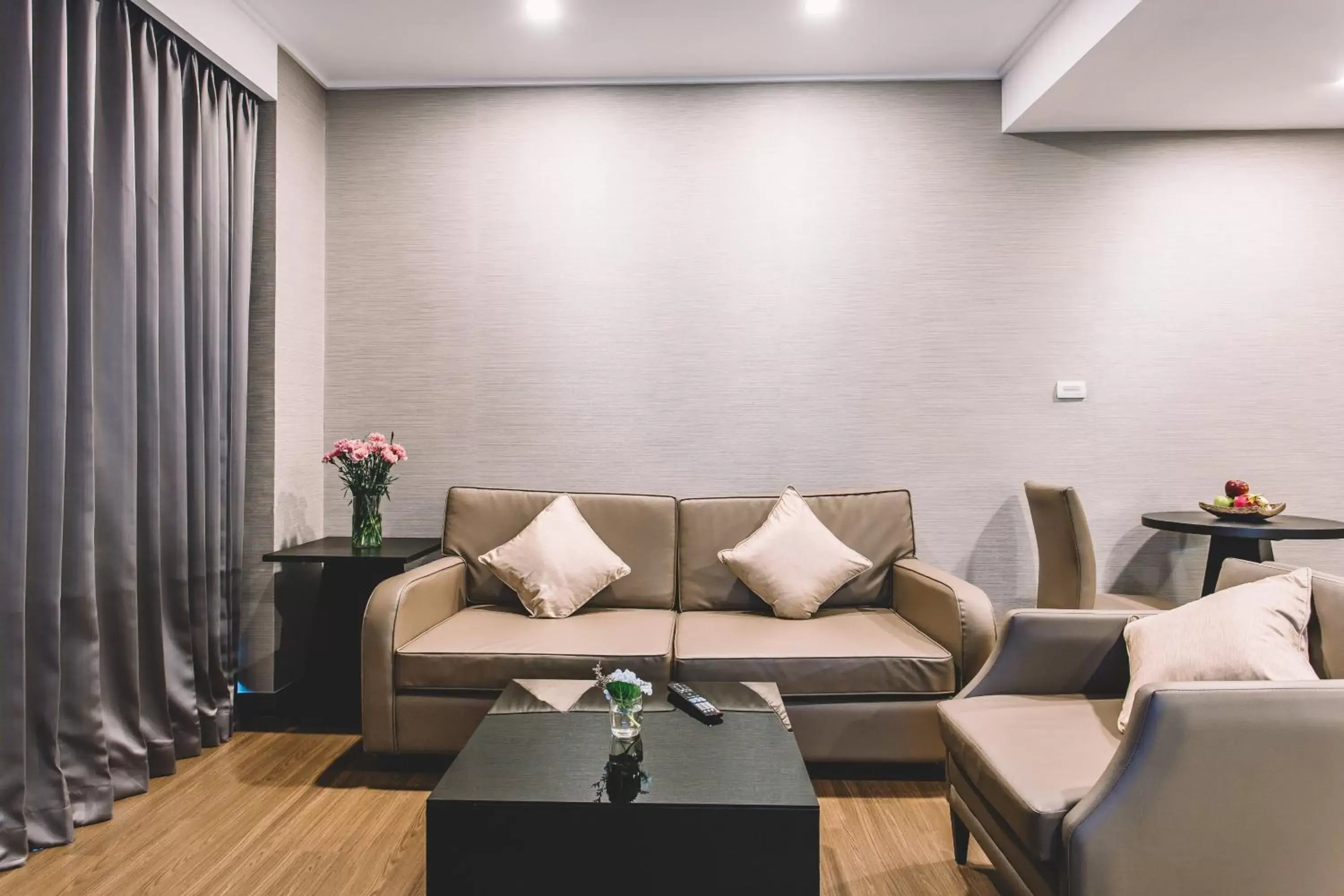 Living room, Lounge/Bar in Adelphi Suites Bangkok - SHA Extra Plus