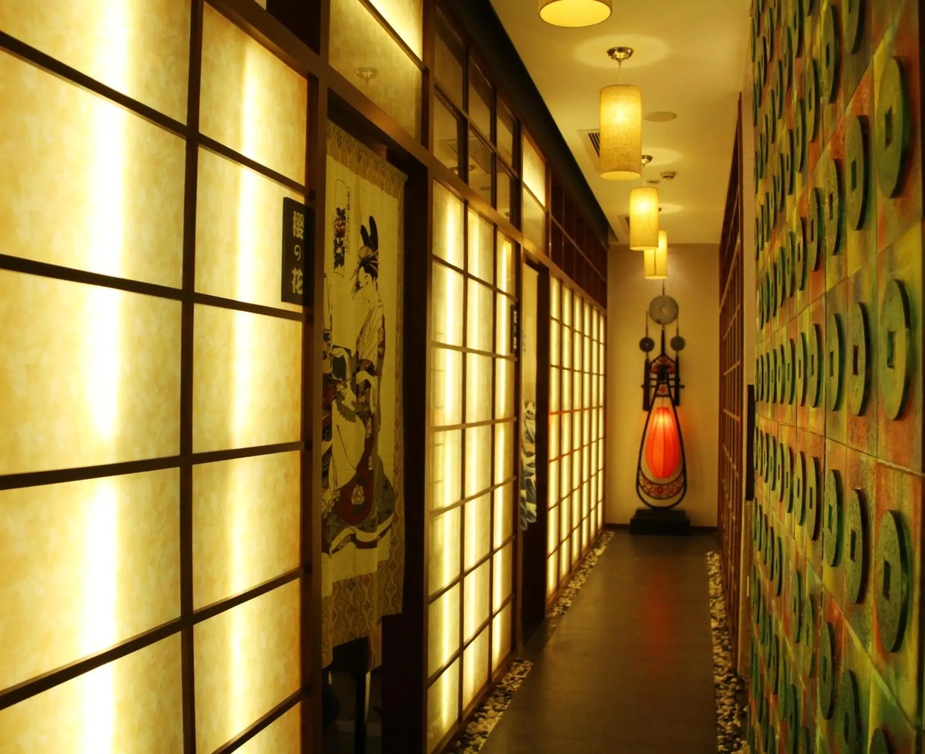 Dining area in Ramada Plaza Optics Valley Hotel Wuhan (Best of Ramada Worldwide)