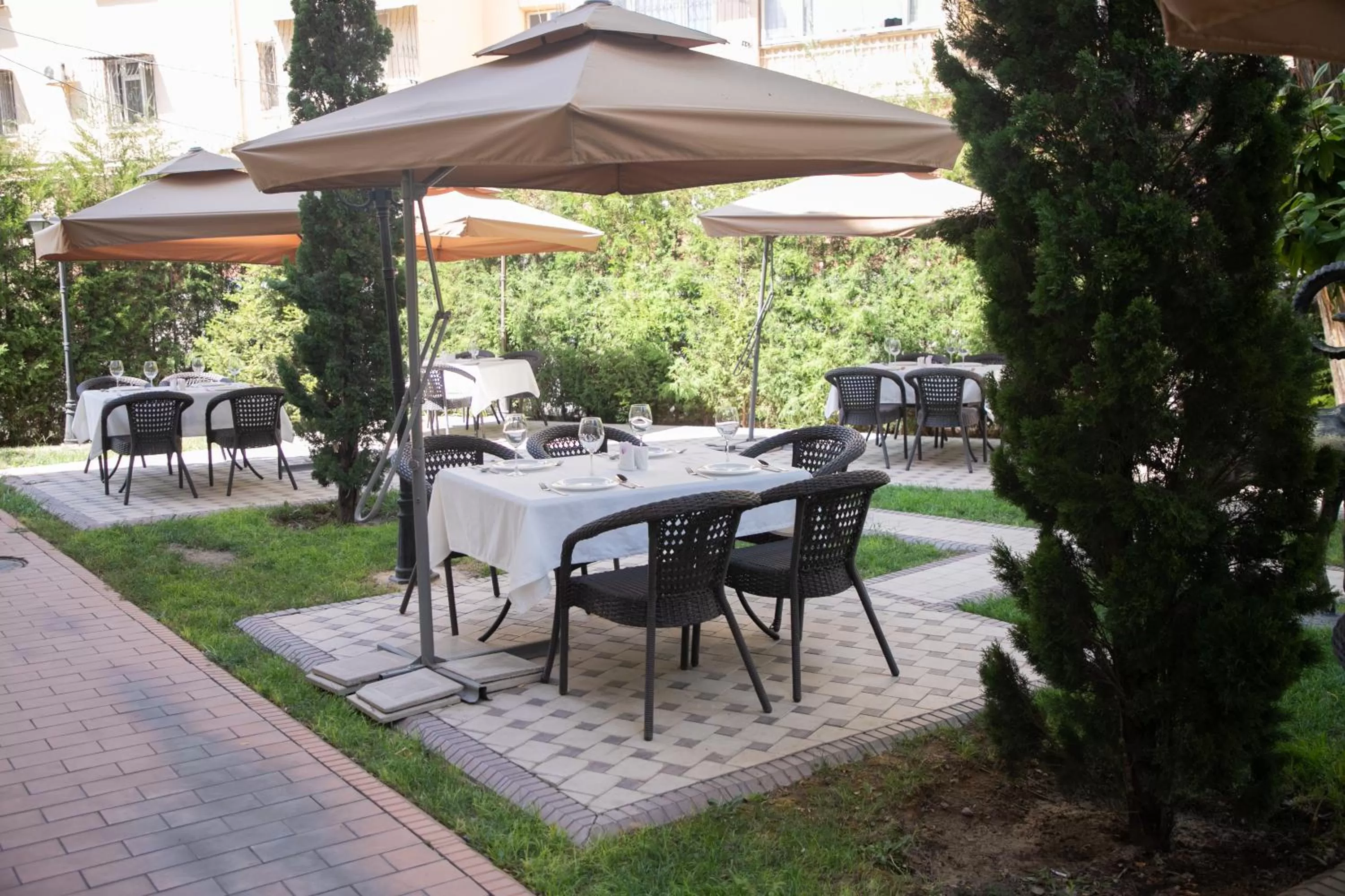 Restaurant/places to eat in Gloria Hotel