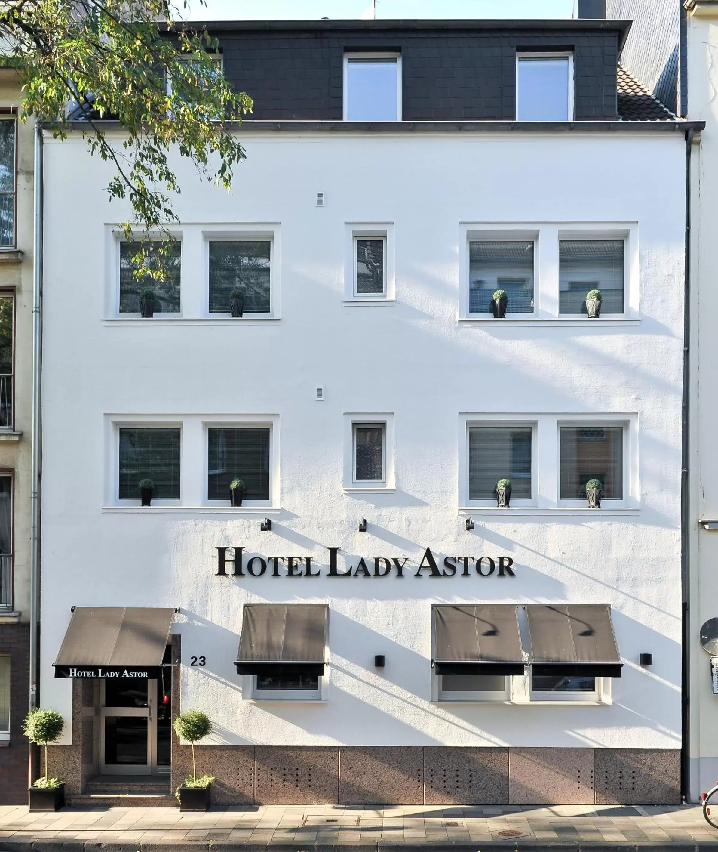 Facade/entrance, Property Building in Hotel Sir & Lady Astor