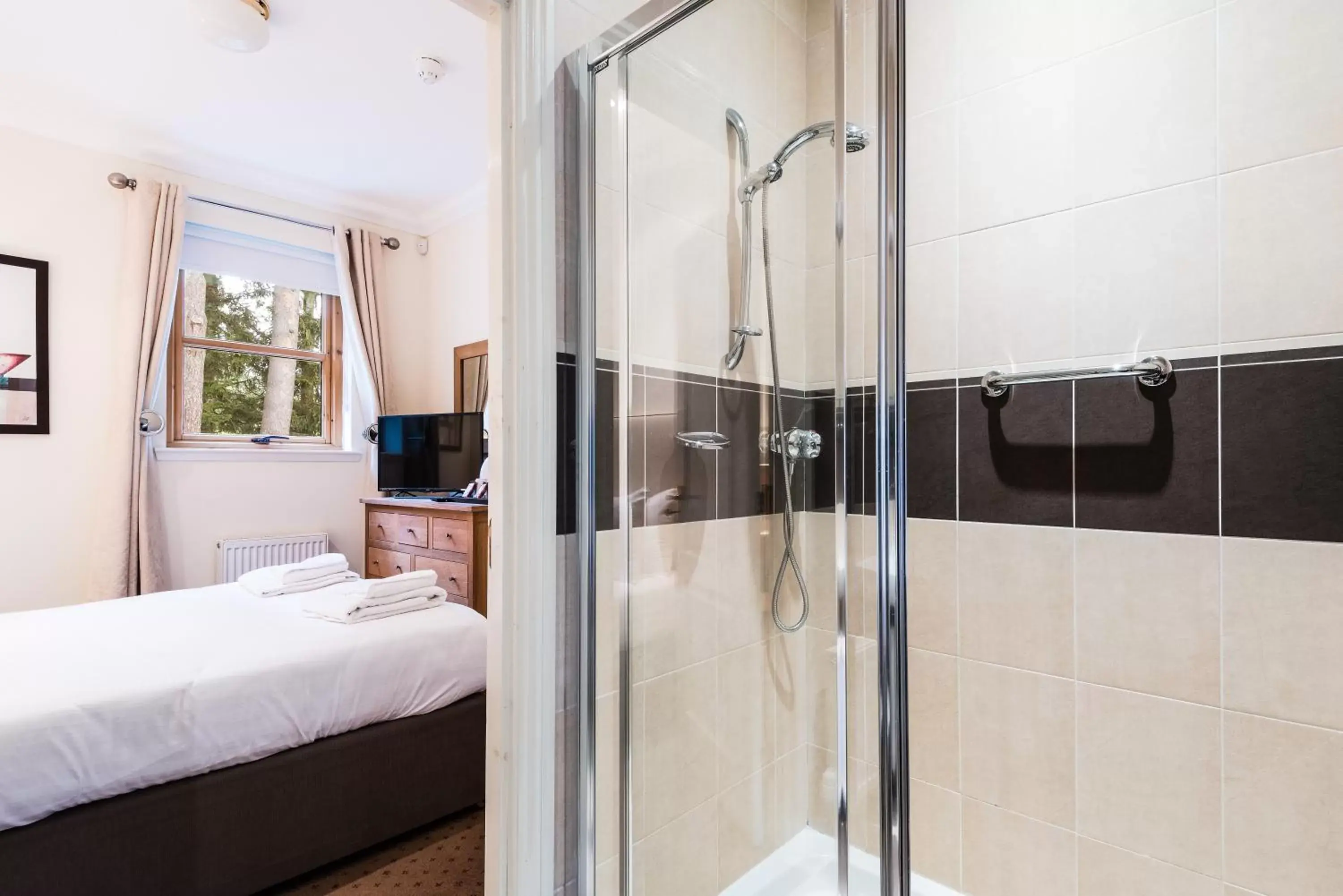 Shower, Bathroom in The Atholl Palace