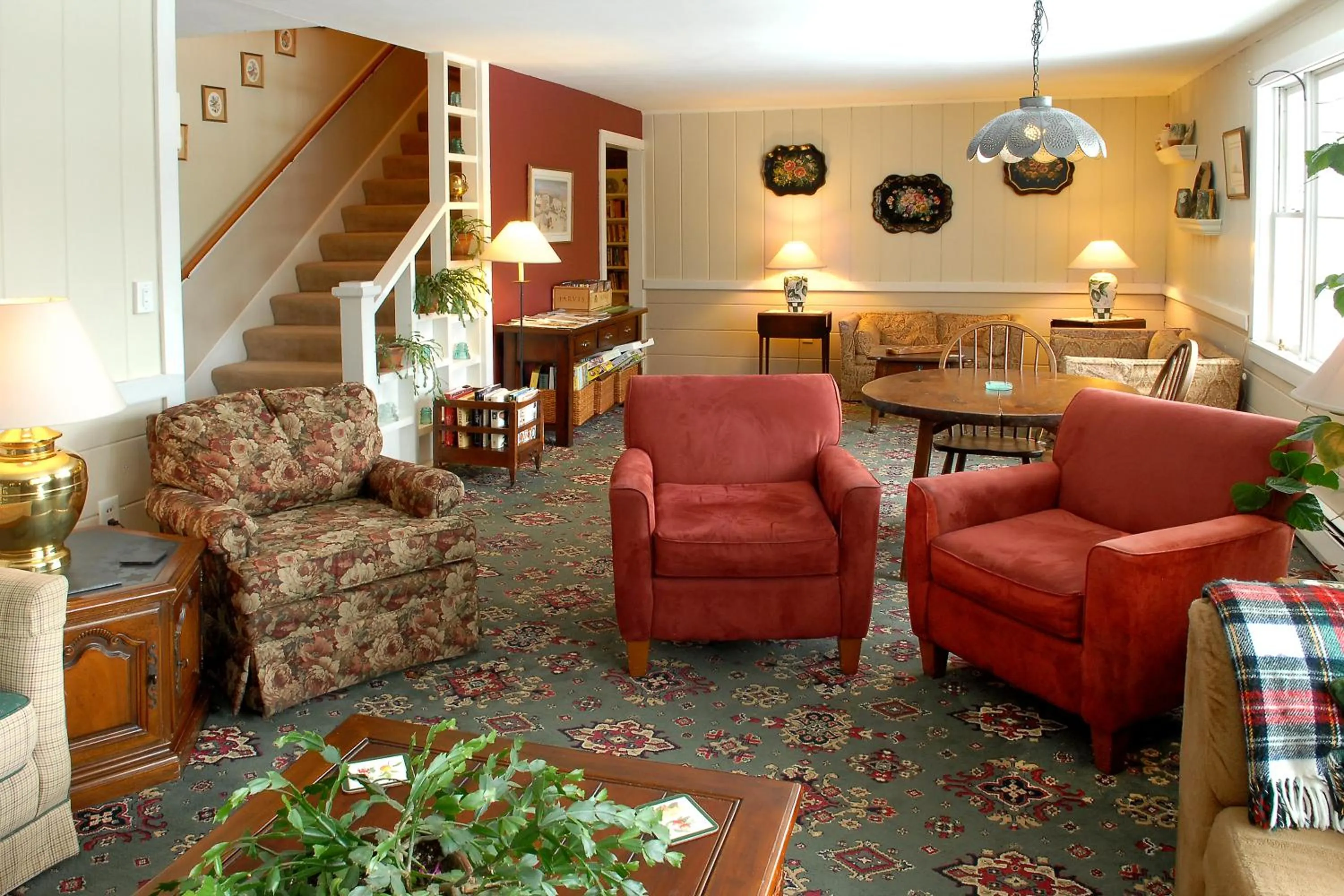 Communal lounge/ TV room in Deerhill Inn