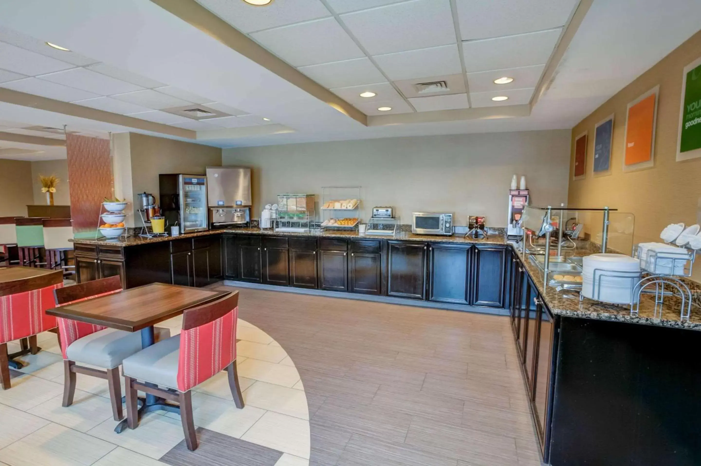 Restaurant/Places to Eat in Comfort Suites Concord Mills