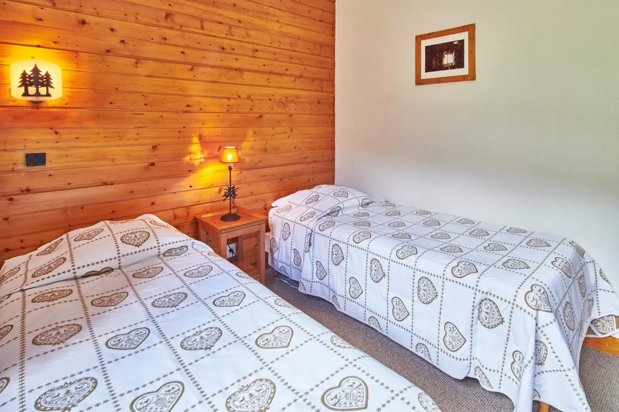 Photo of the whole room, Bed in Hôtel Vacances Bleues Les Chalets du Prariand