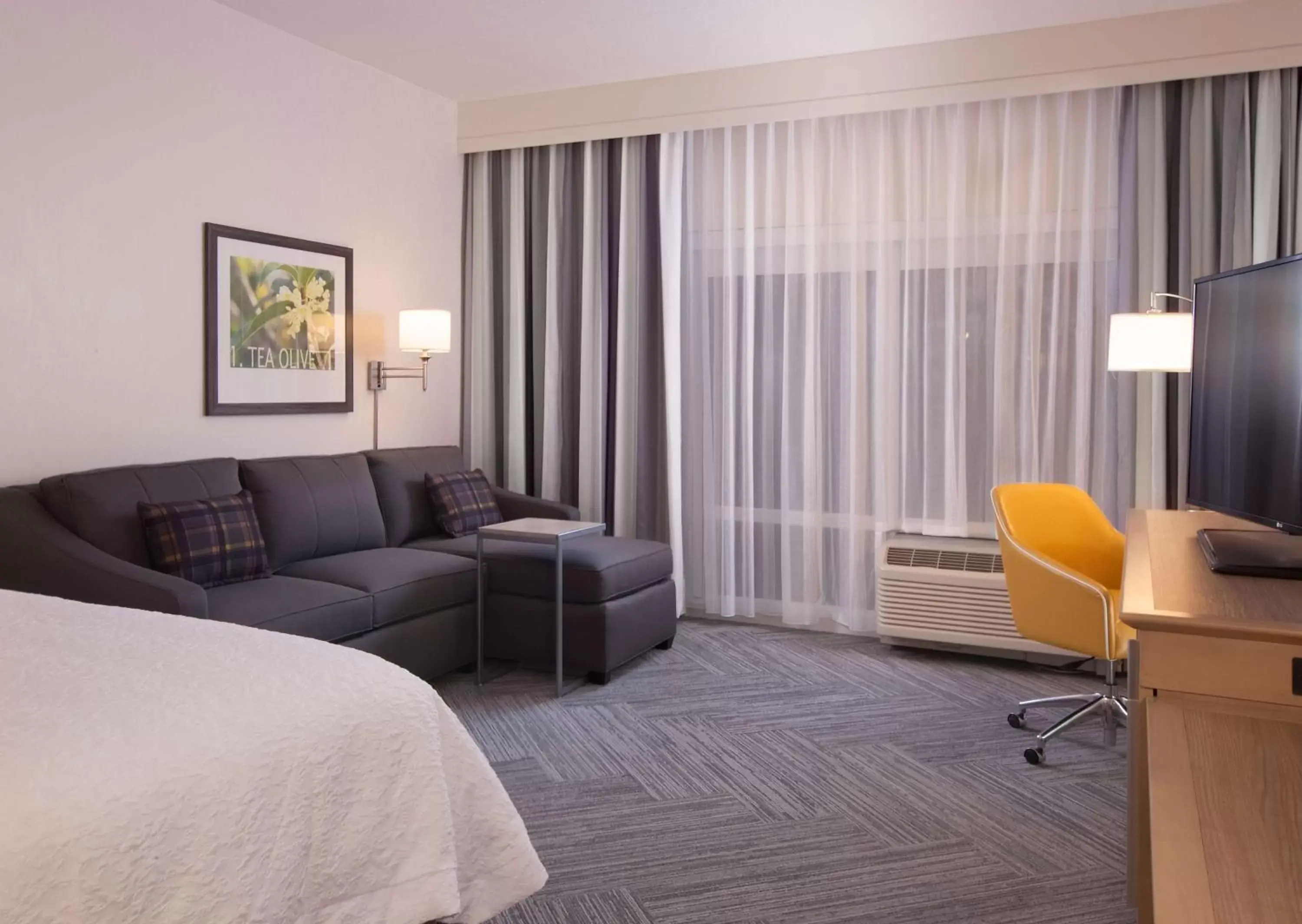 Bed, Seating Area in Hampton Inn & Suites by Hilton Augusta-Washington Rd