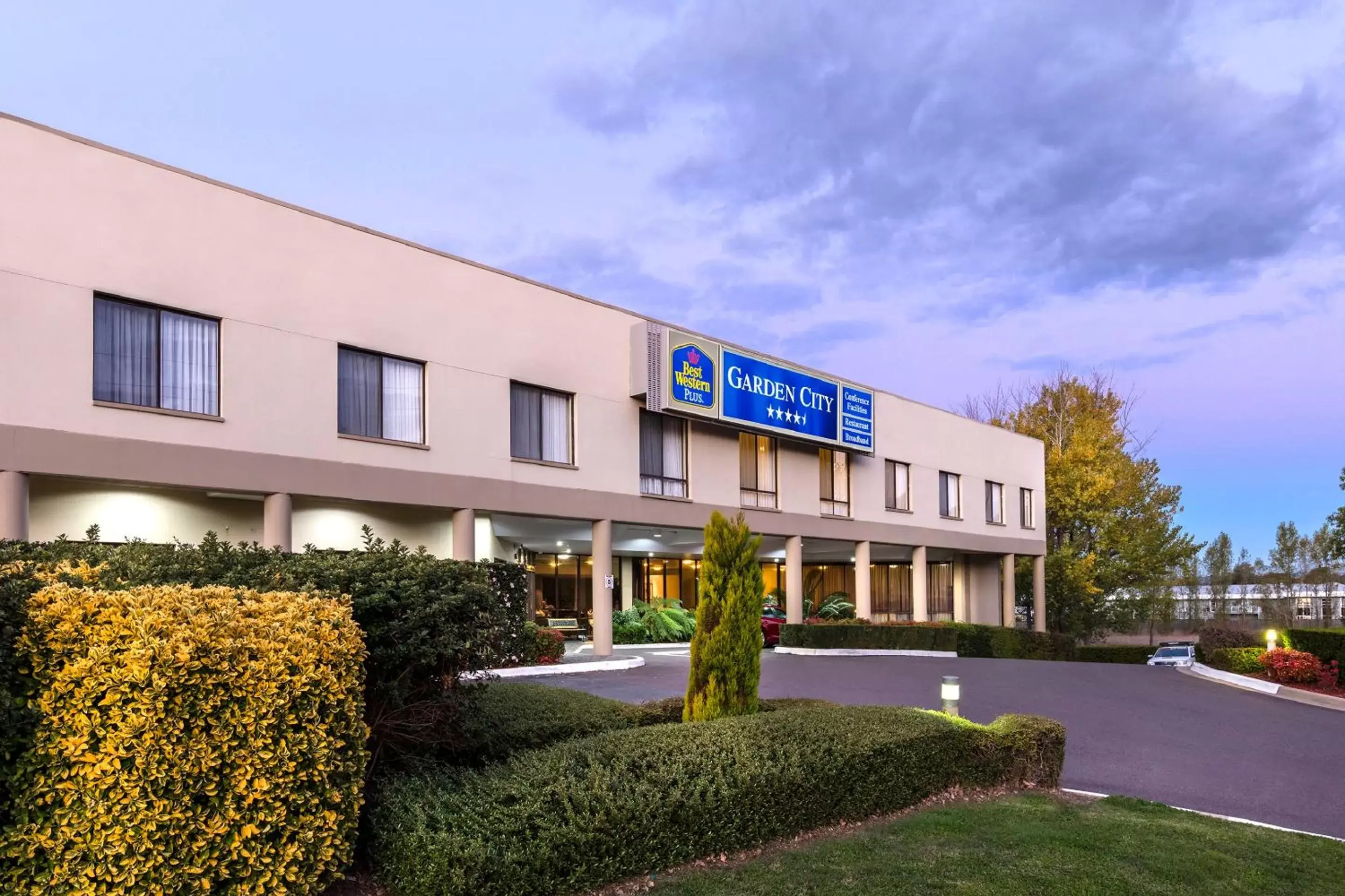 Facade/entrance, Property Building in Garden City Hotel, Best Western Signature Collection