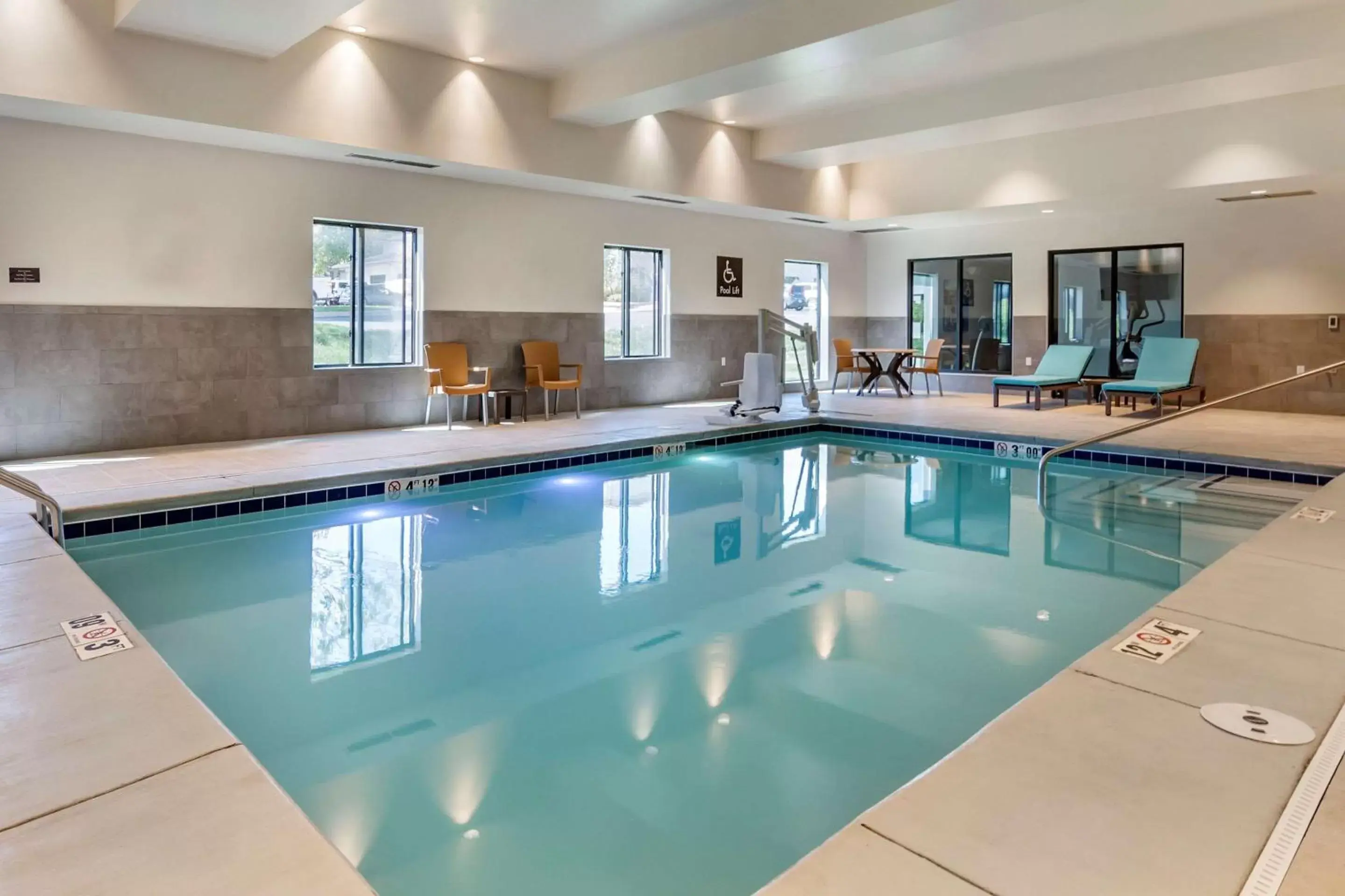 Activities, Swimming Pool in Comfort Suites Grandview - Kansas City