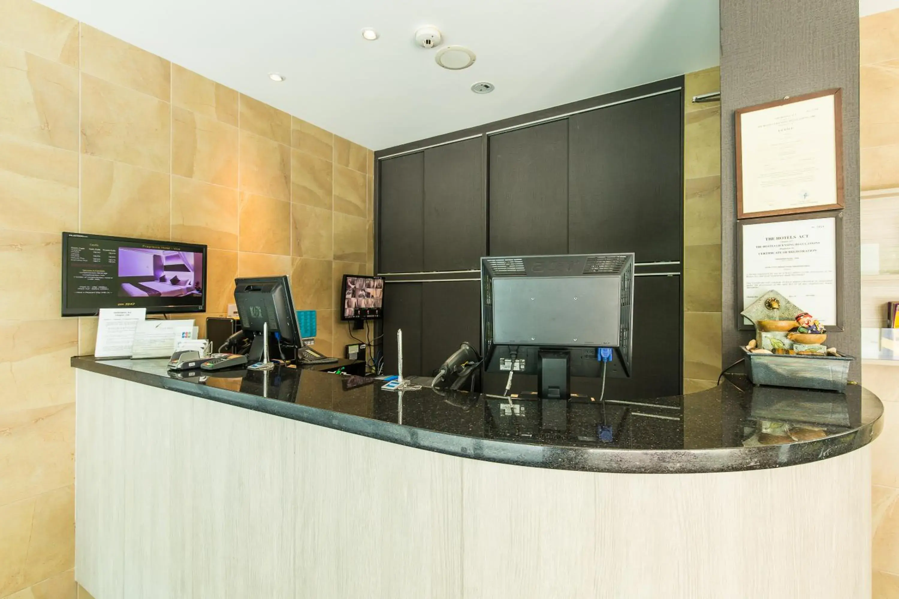 Lobby or reception, Kitchen/Kitchenette in Fragrance Hotel - Viva