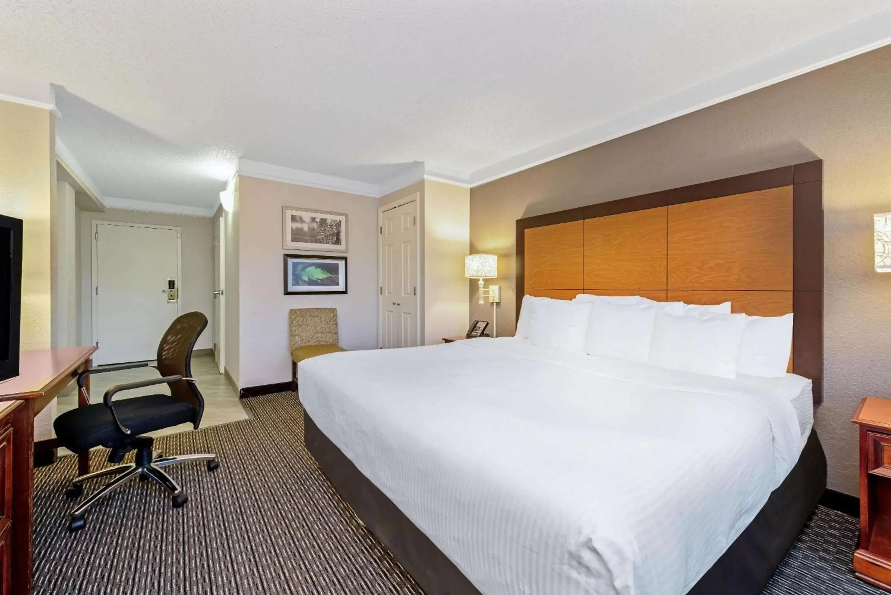 Photo of the whole room, Bed in La Quinta by Wyndham New Orleans Airport