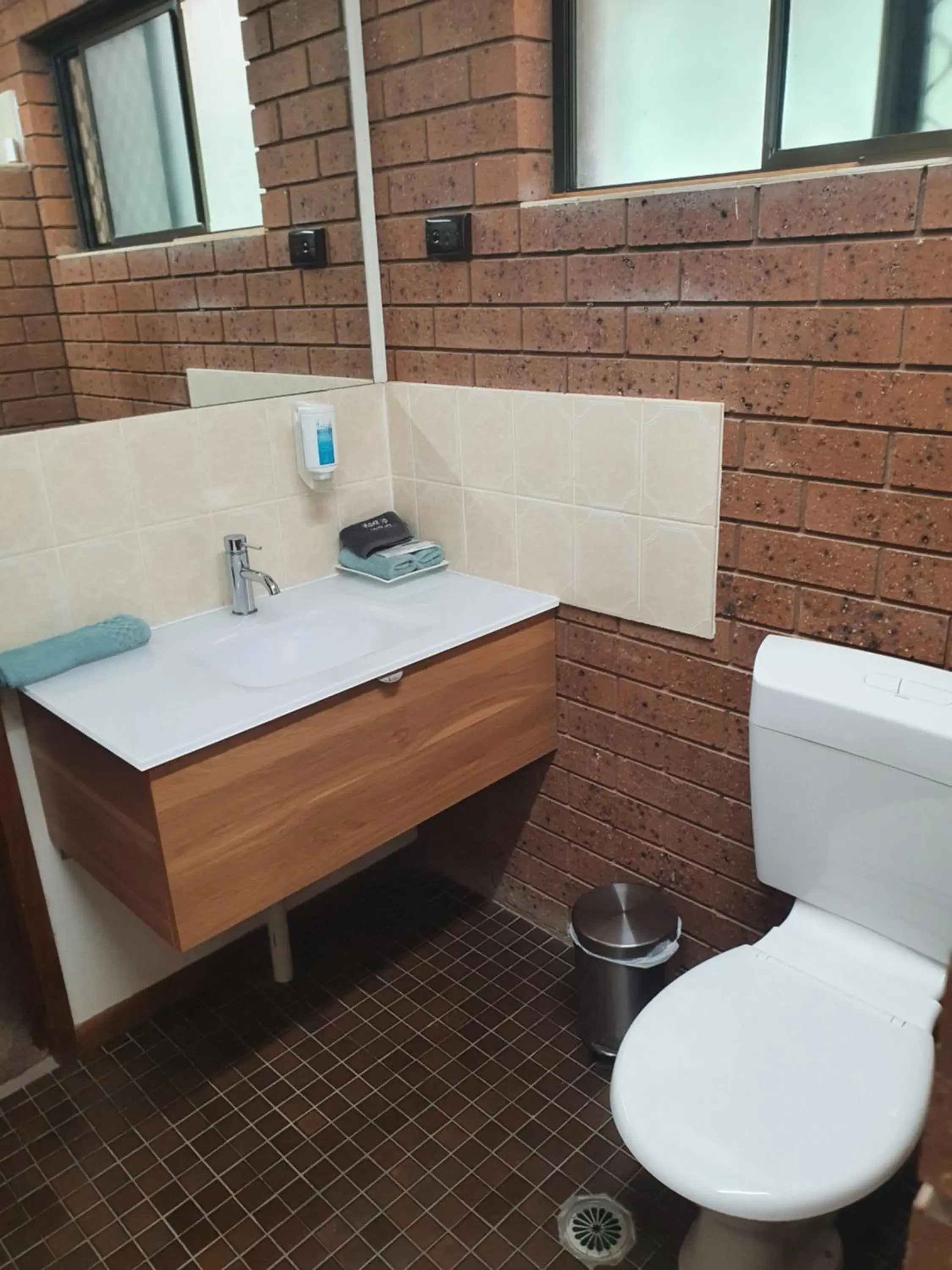Toilet, Bathroom in Greenacres Motel