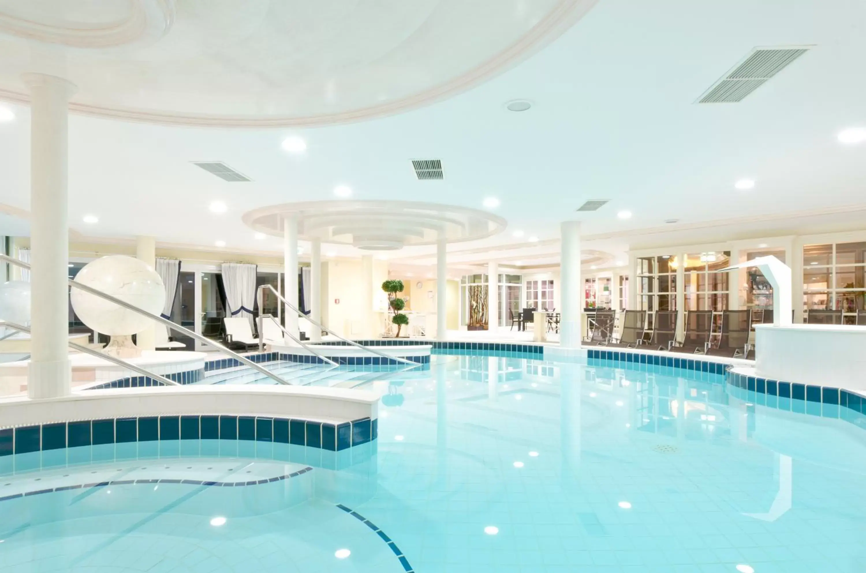 Swimming Pool in Steigenberger Hotel Der Sonnenhof
