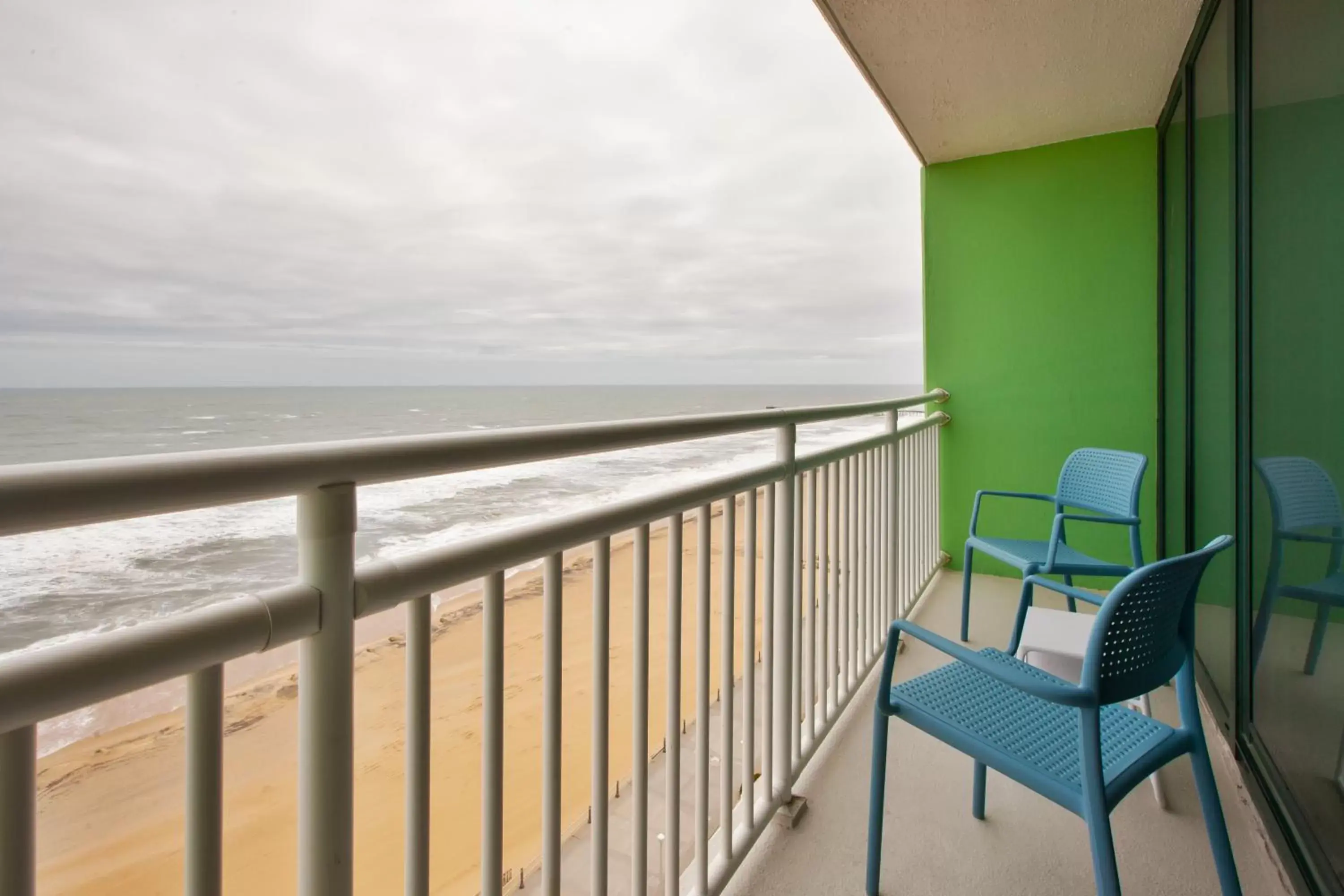 Photo of the whole room, Balcony/Terrace in Holiday Inn Va Beach-Oceanside 21st St, an IHG Hotel