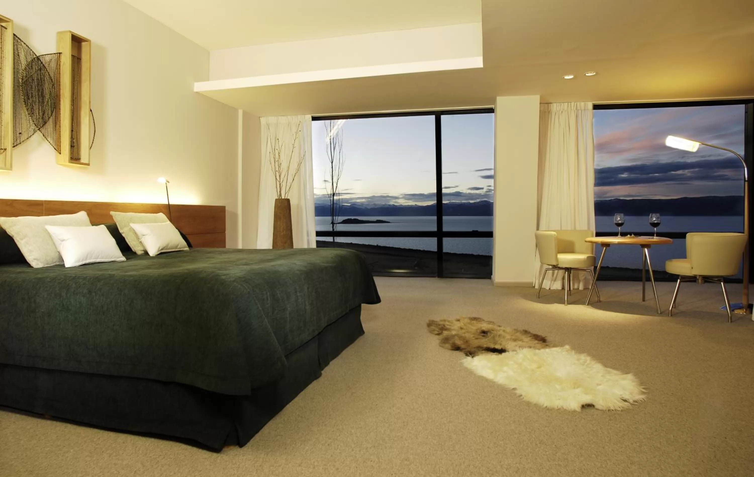 Photo of the whole room, Bed in Design Suites Calafate