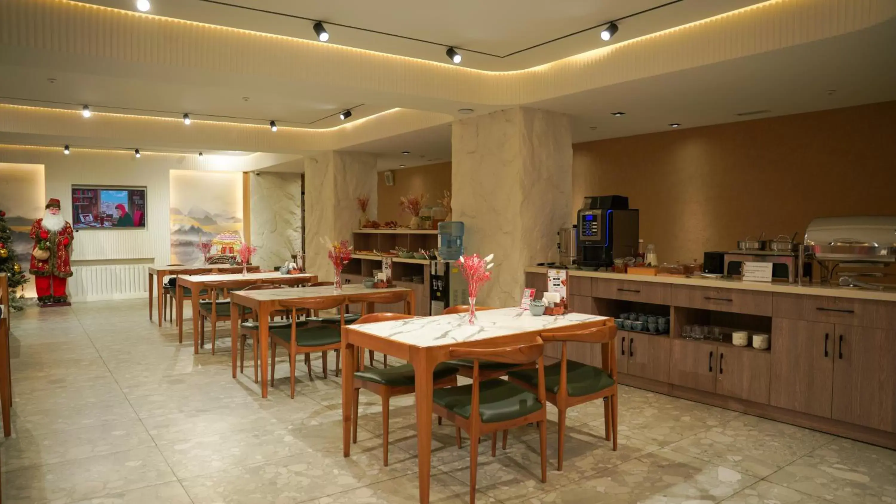 Restaurant/Places to Eat in Saraishyq Hotel