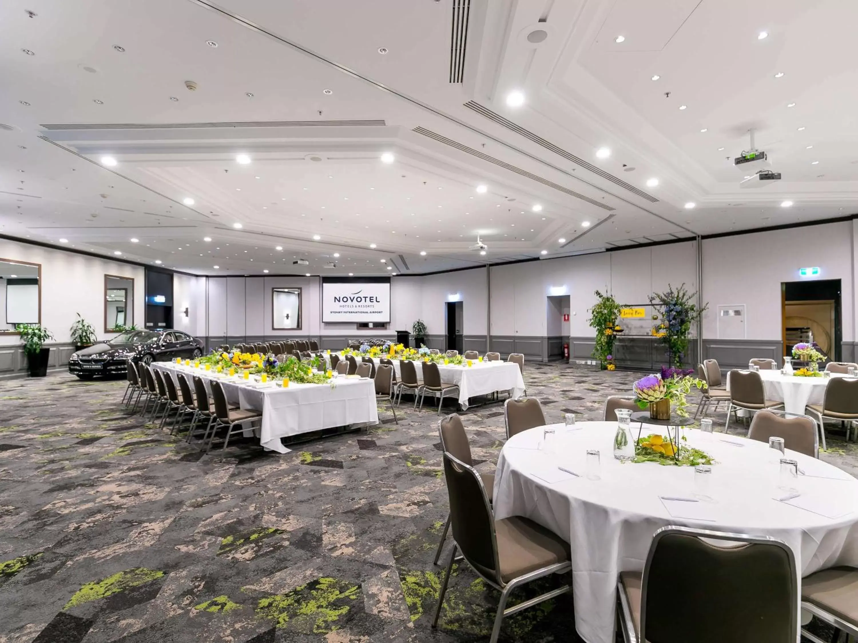 On site, Restaurant/Places to Eat in Novotel Sydney International Airport