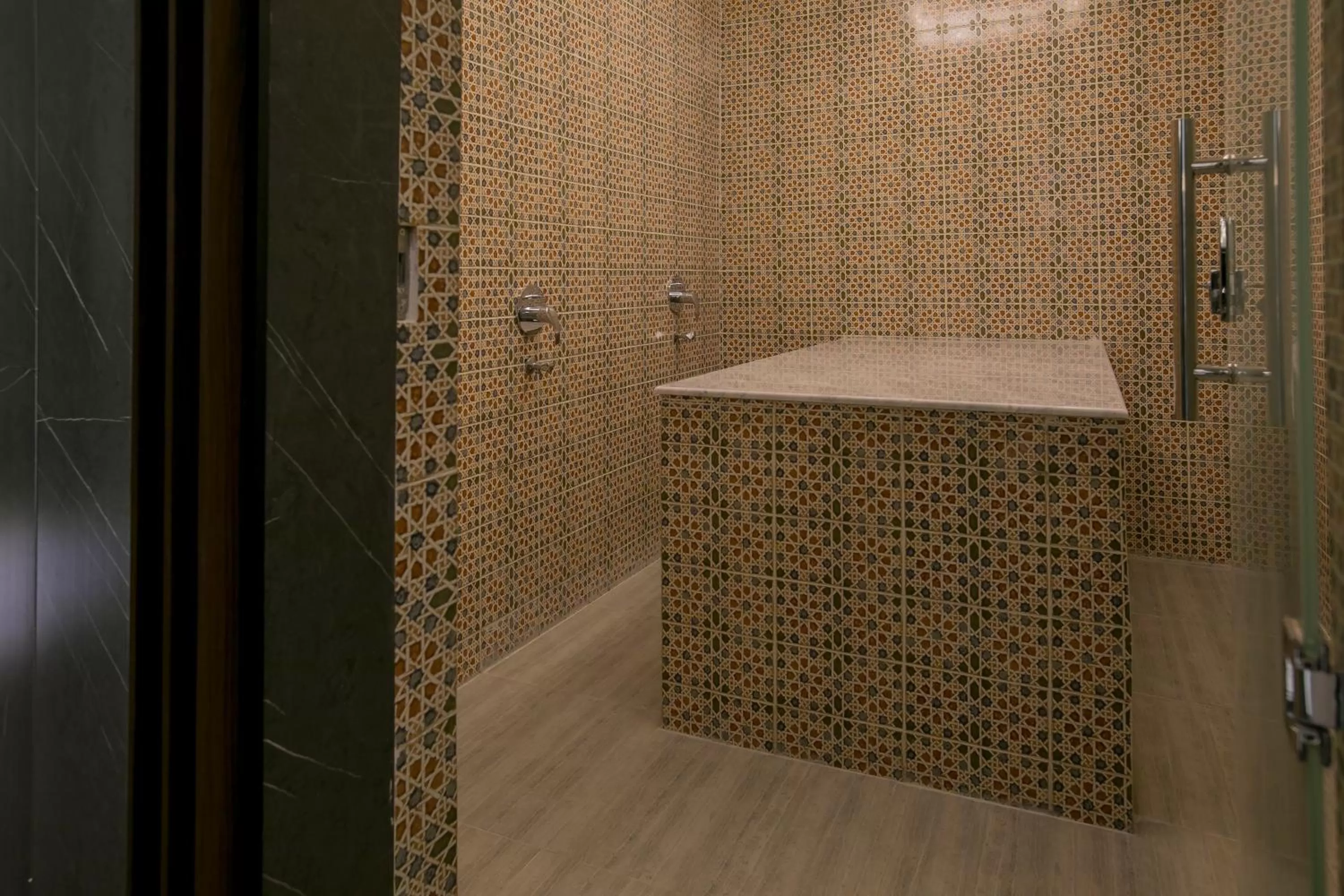 Massage in Luxury Night Al Mounisea