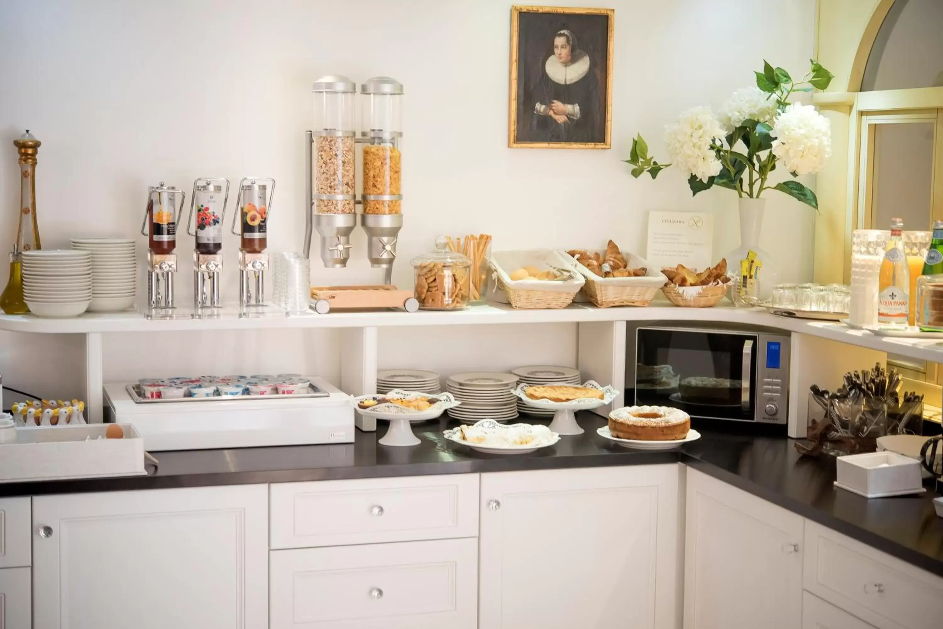 Buffet breakfast, Kitchen/Kitchenette in Majestic Toscanelli (centro storico)