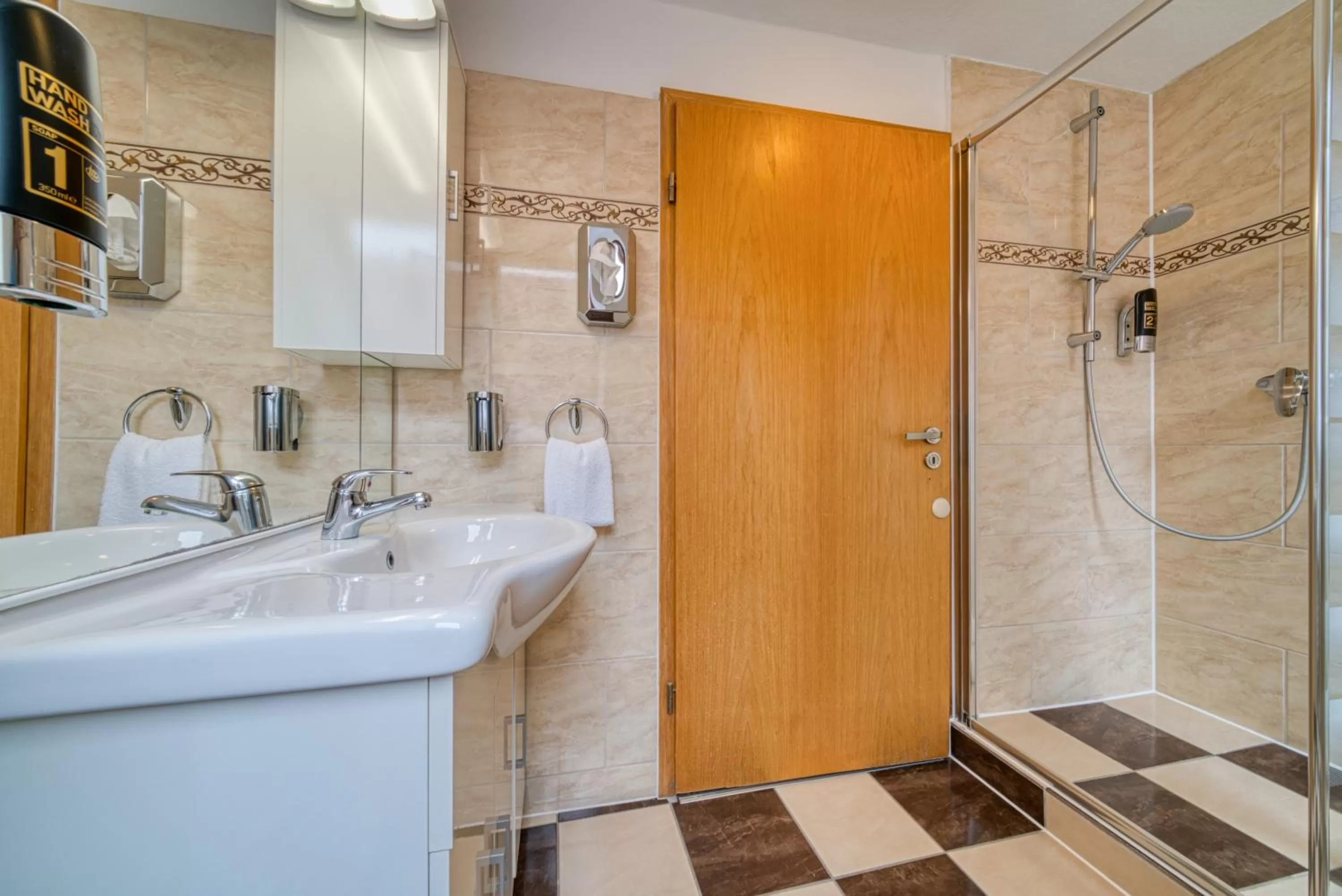 Shower in Hotel Am Fischmarkt