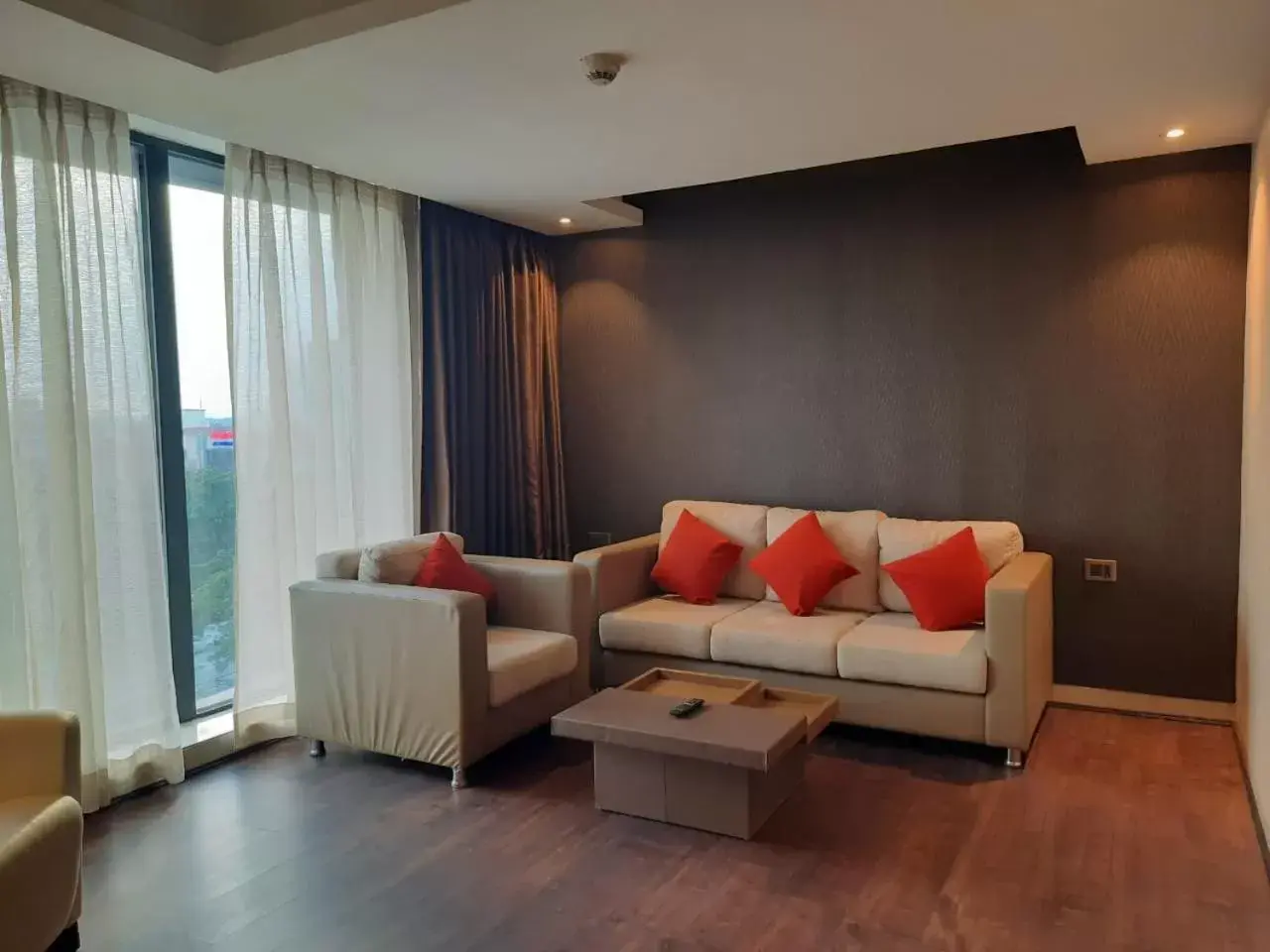 Living room in Holiday Inn Kolkata Airport by IHG Living room in Holiday Inn Kolkata Airport by IHG