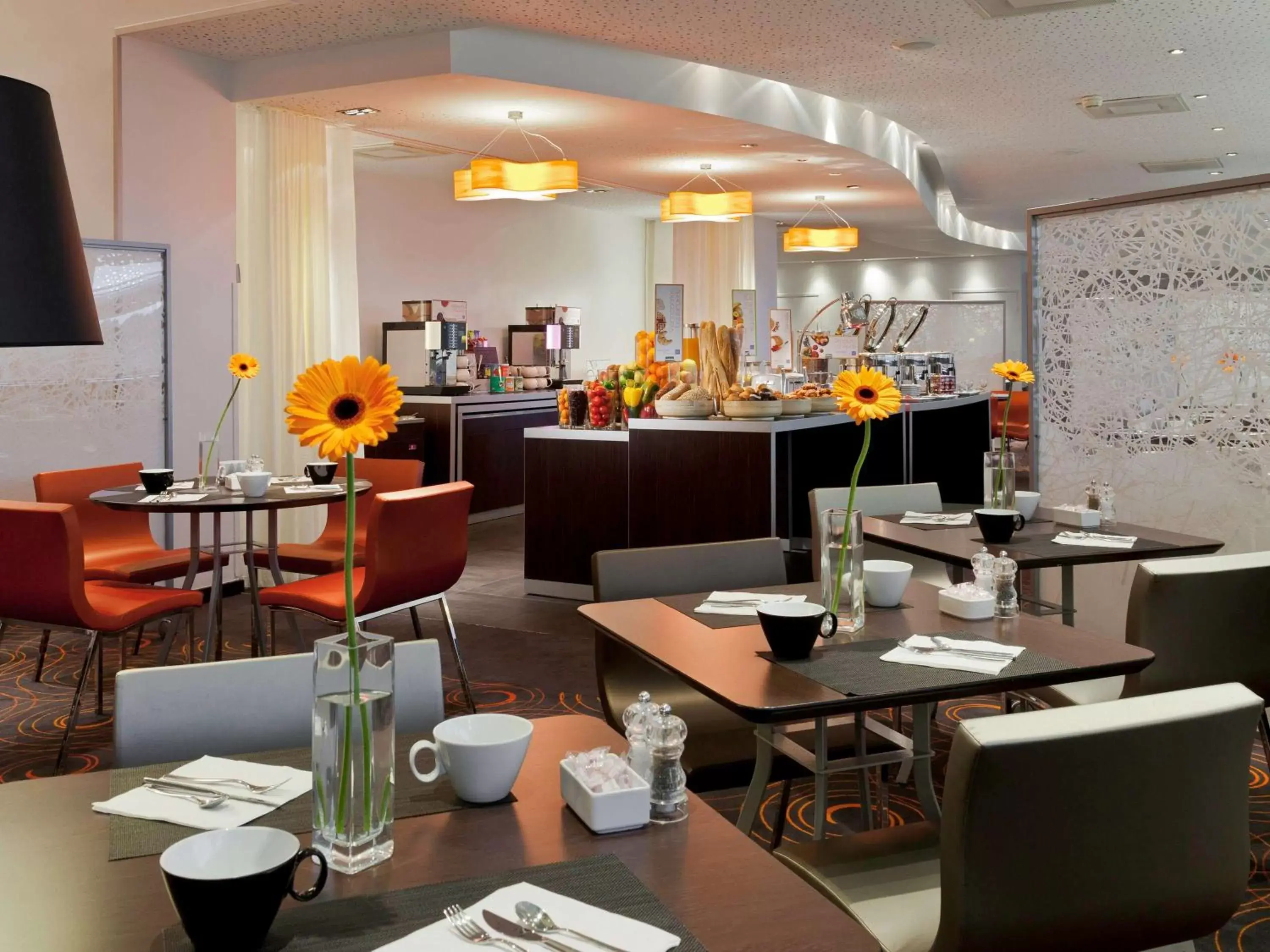 Breakfast, Restaurant/Places to Eat in Novotel Paris La Defense Esplanade