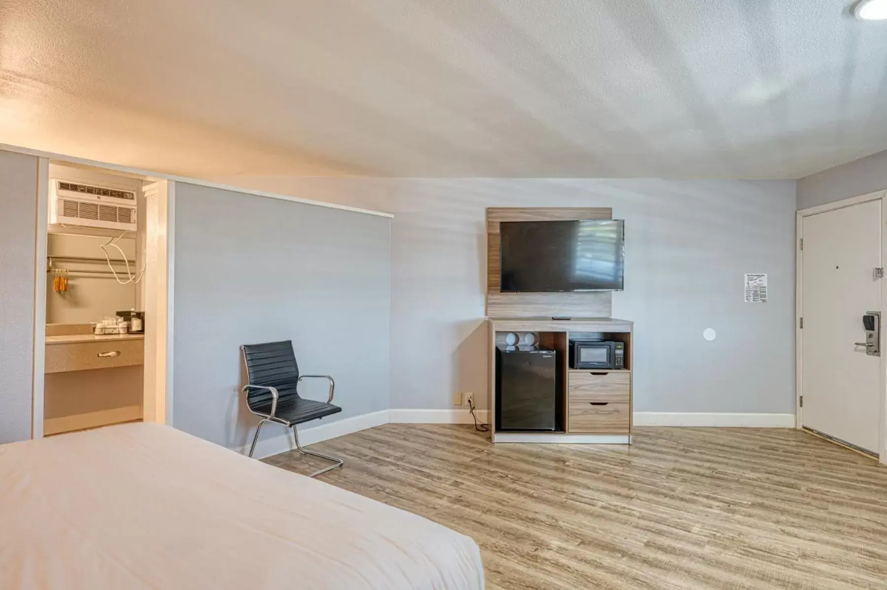 Bedroom, TV/Entertainment Center in Vagabond Inn San Luis Obispo