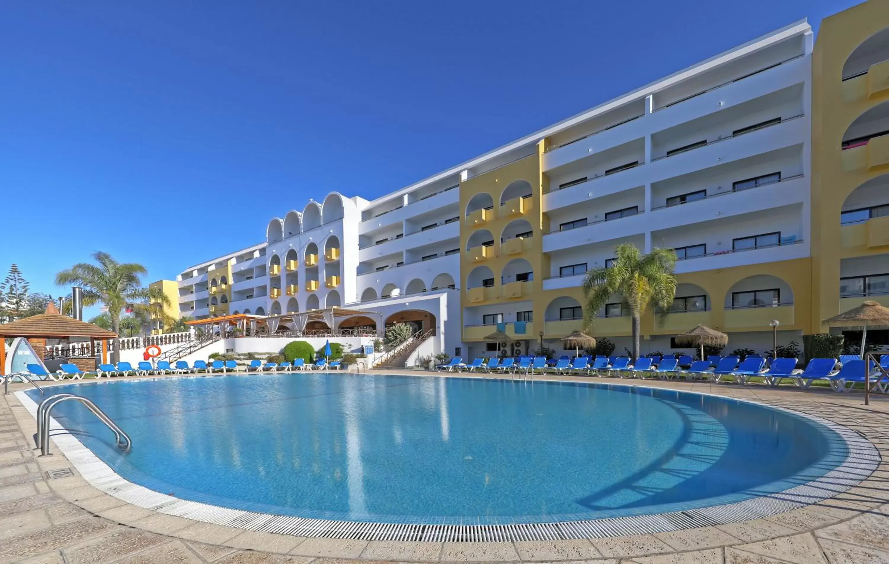 Swimming Pool in Aparthotel Paladim & Alagoamar