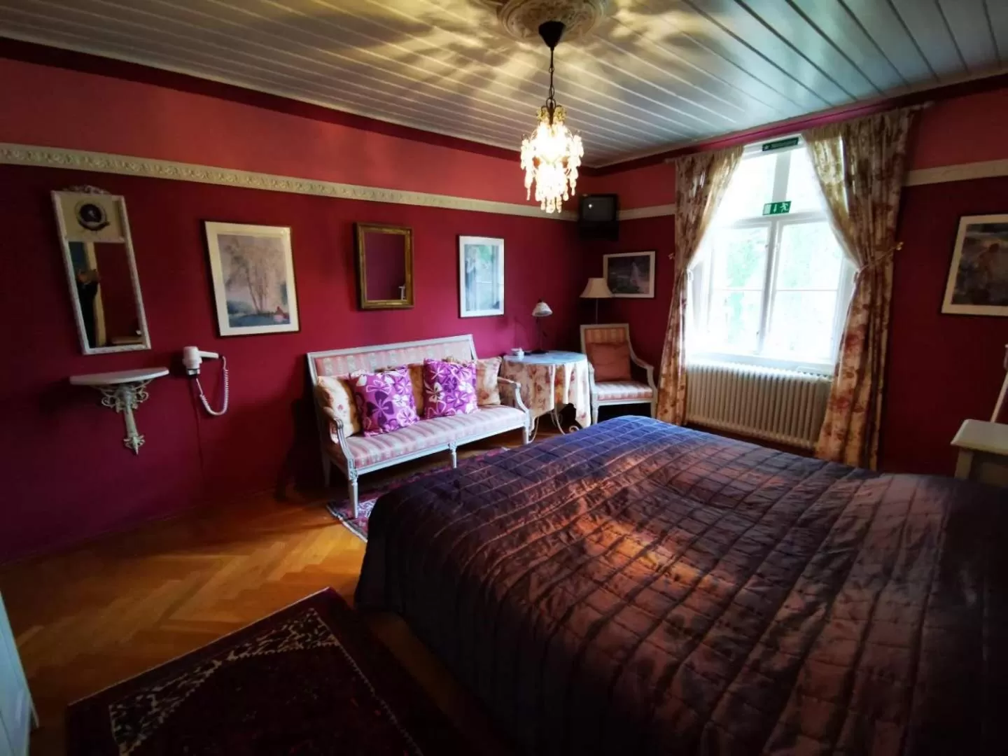 Bed in Ulfshyttans Herrgård, nära Romme Alpin