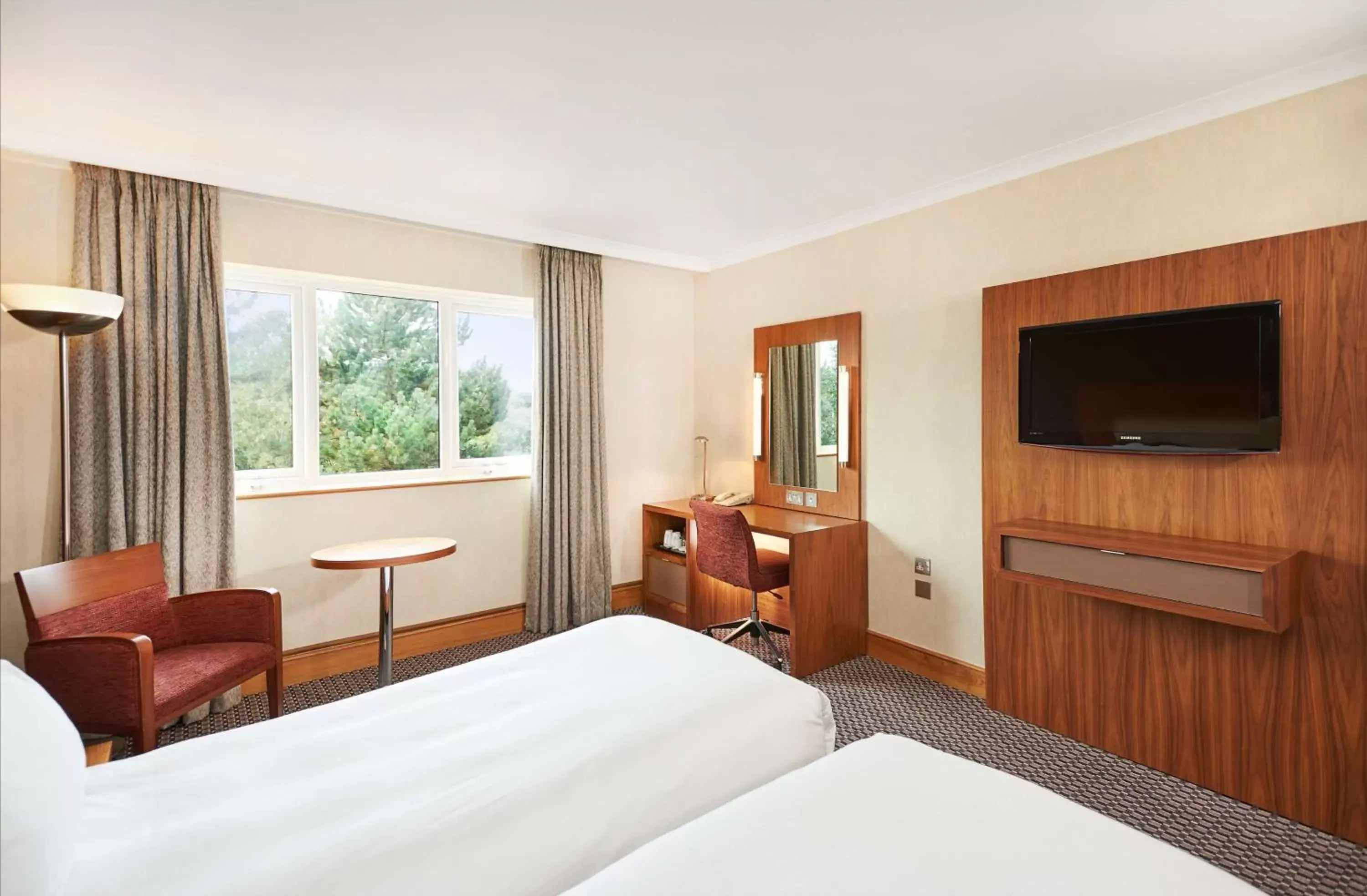 Bed, TV/Entertainment Center in DoubleTree by Hilton Coventry