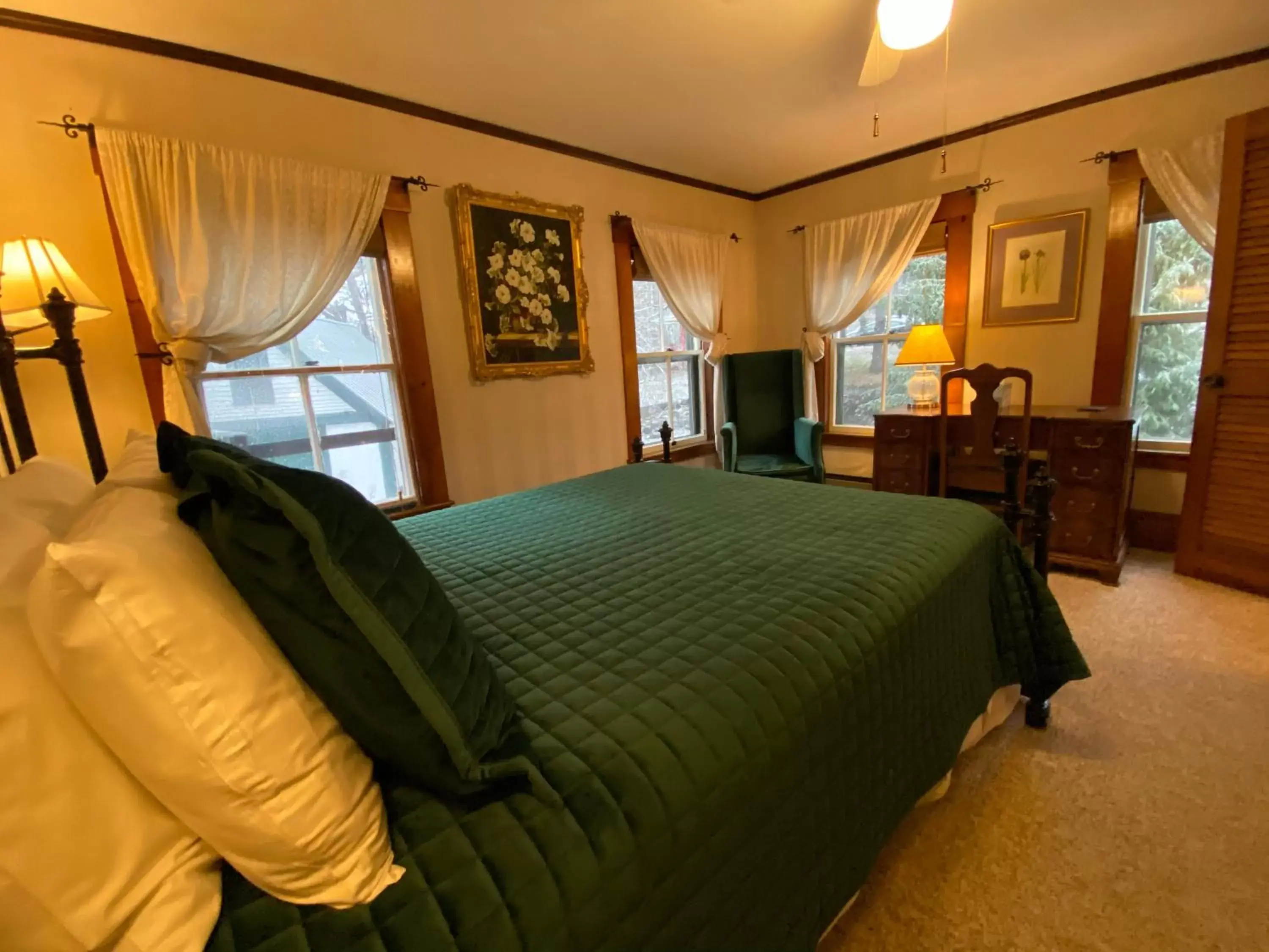 Bedroom, Bed in Follansbee Inn