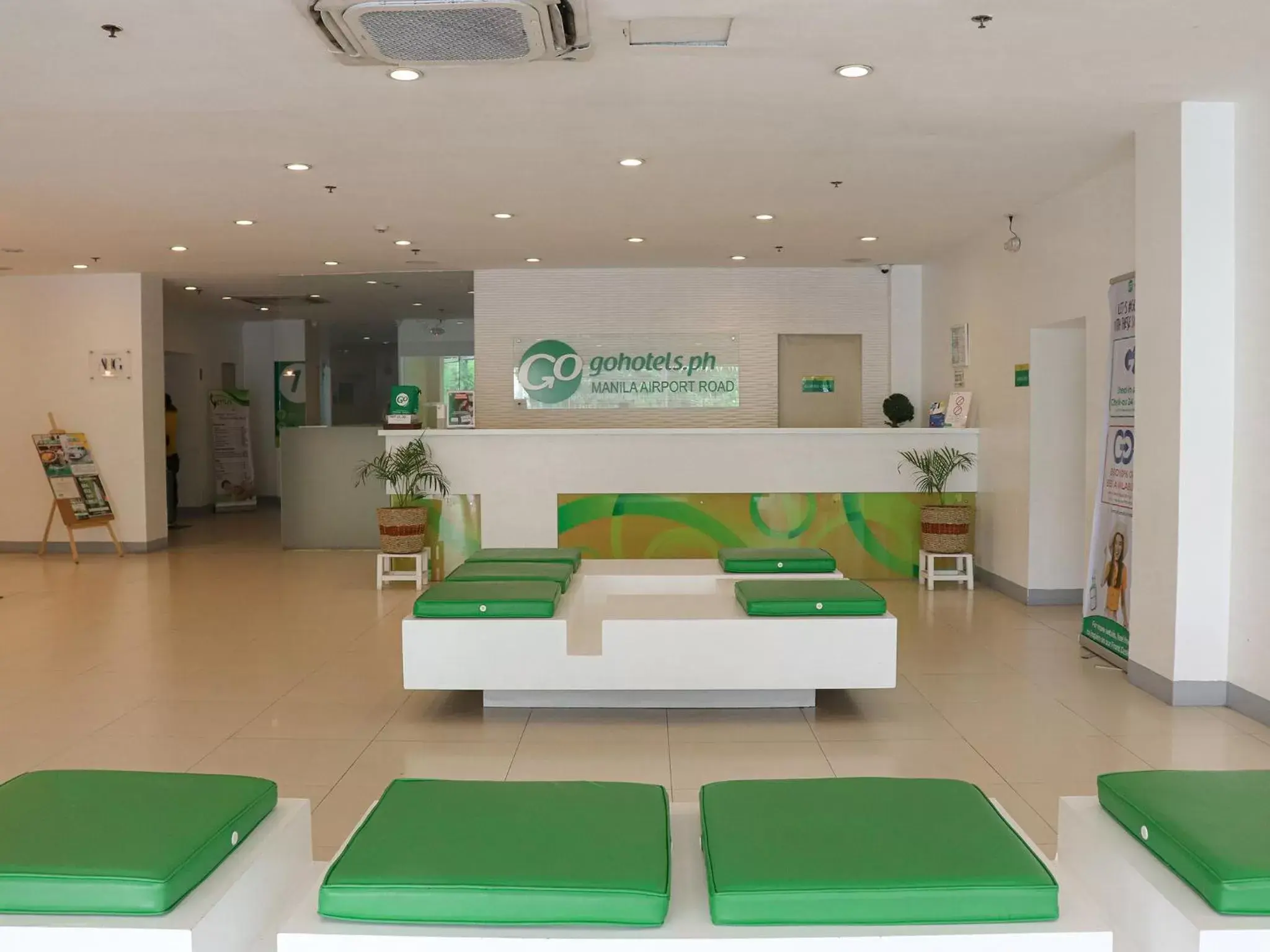 Communal lounge/ TV room, Lobby/Reception in Go Hotels Manila Airport Road