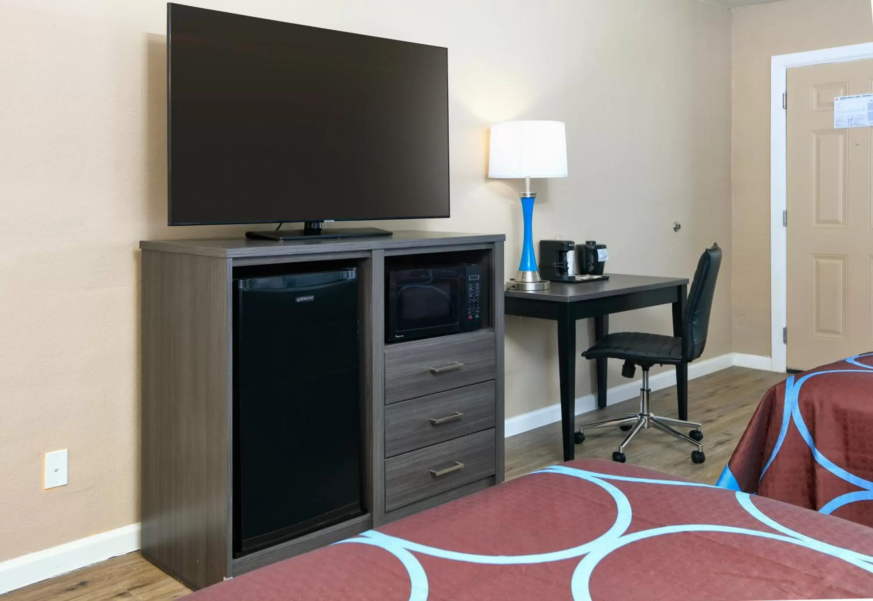 TV and multimedia, TV/Entertainment Center in Super 8 by Wyndham Victoria - South - Hwy 59