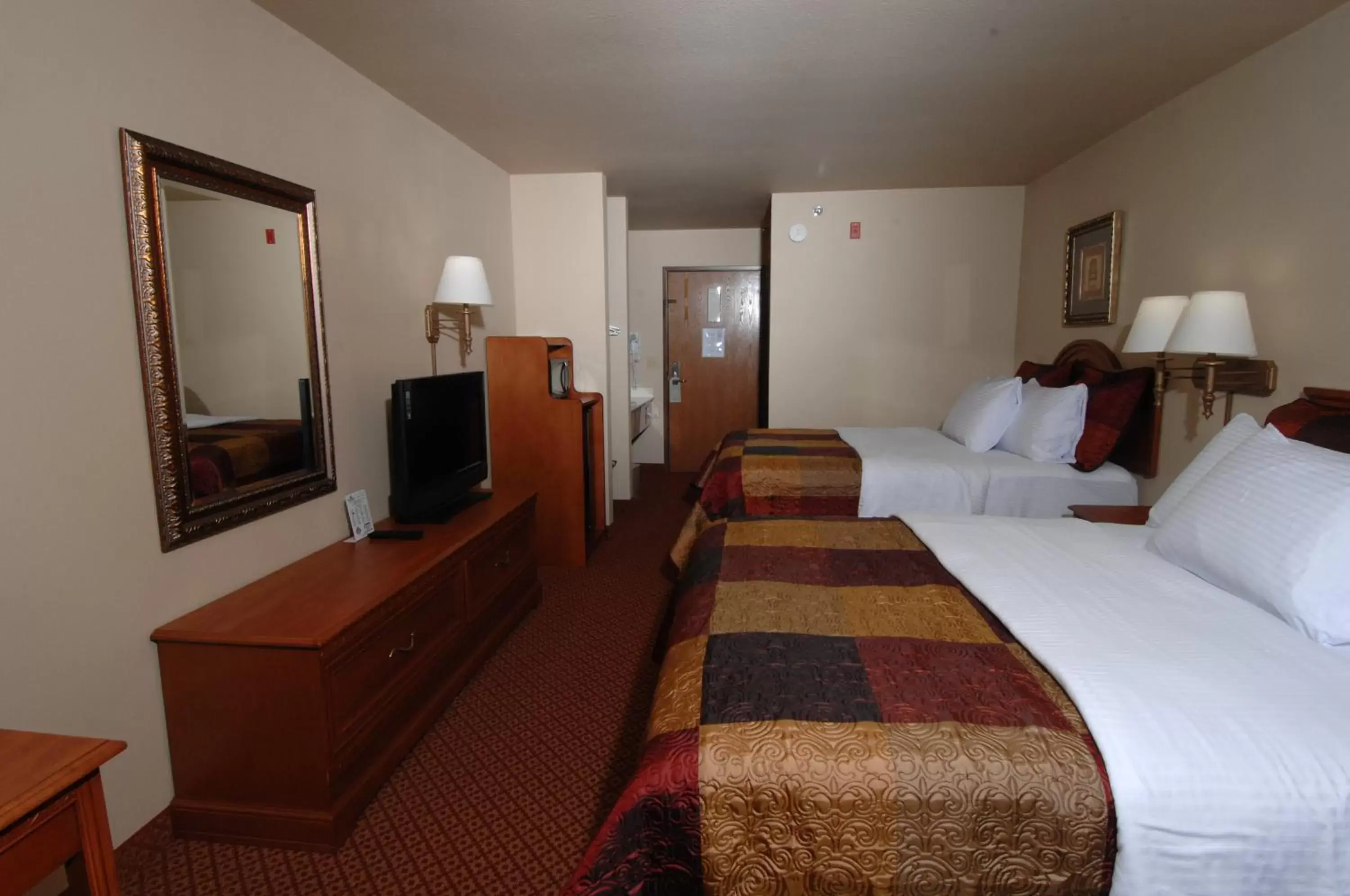 Photo of the whole room, Bed in All American Inn & Suites Branson