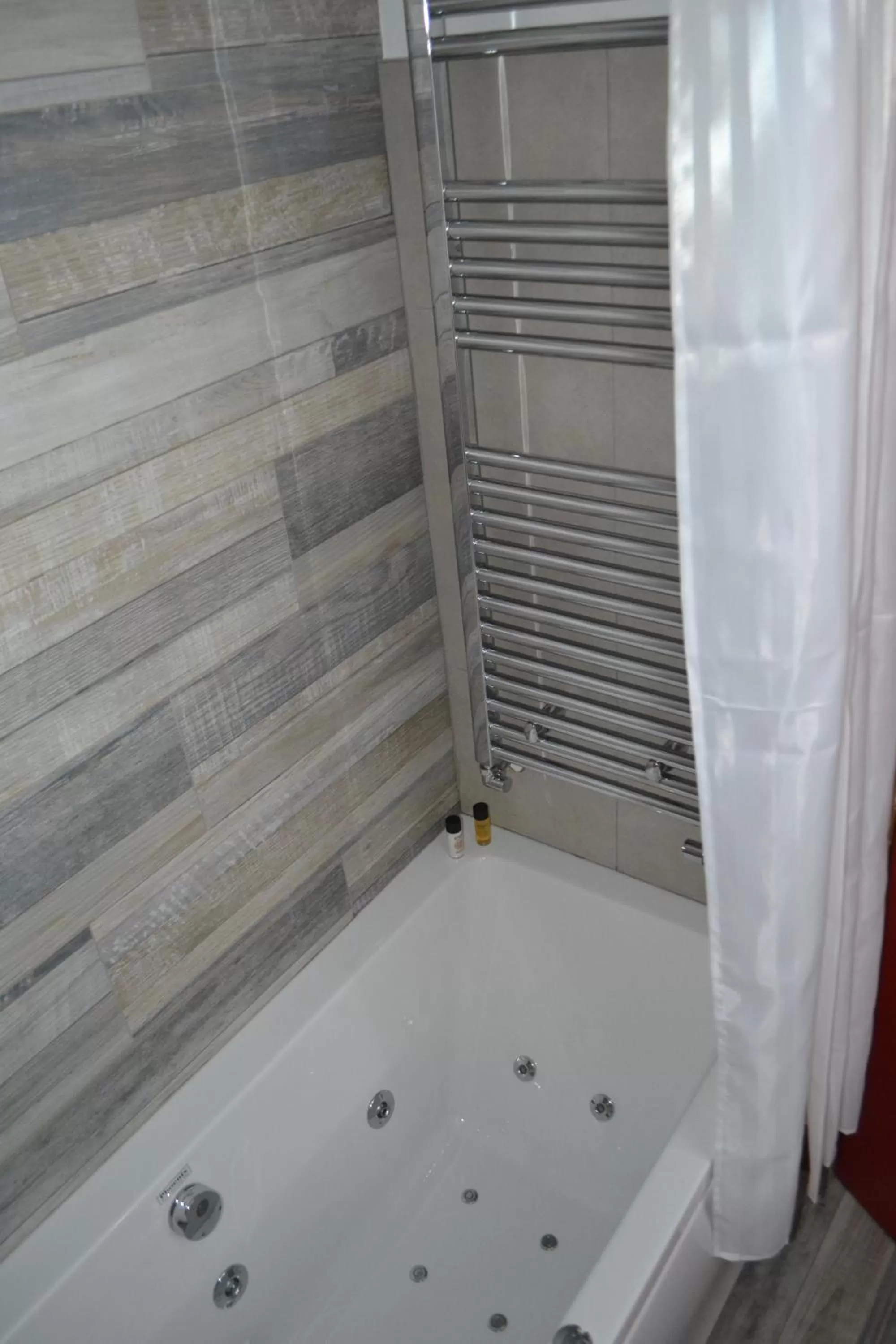 Bathroom in Walsh's Hotel and Apartments