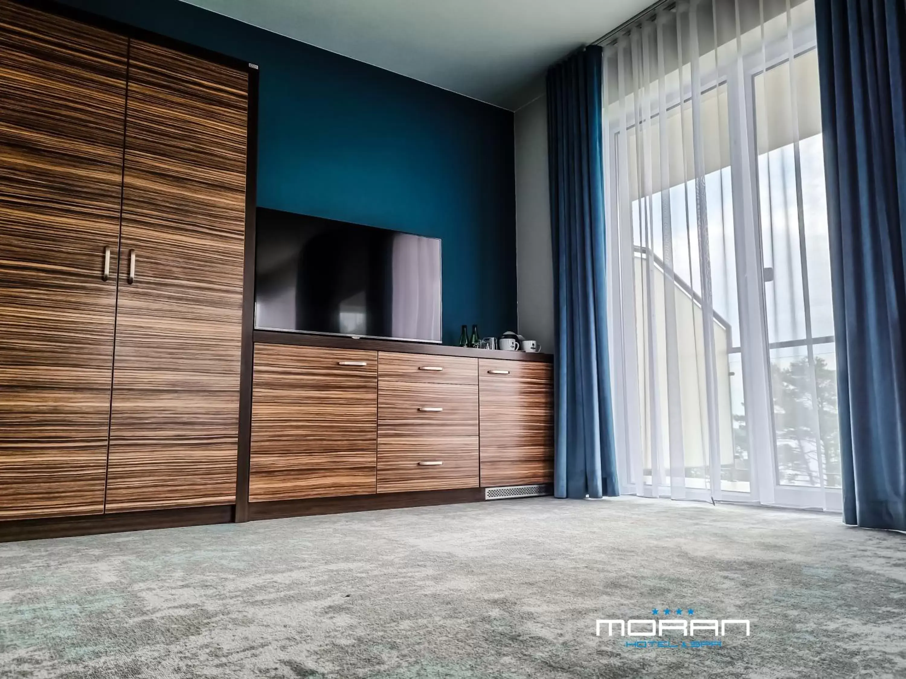 wardrobe, TV/Entertainment Center in Hotel Moran & SPA