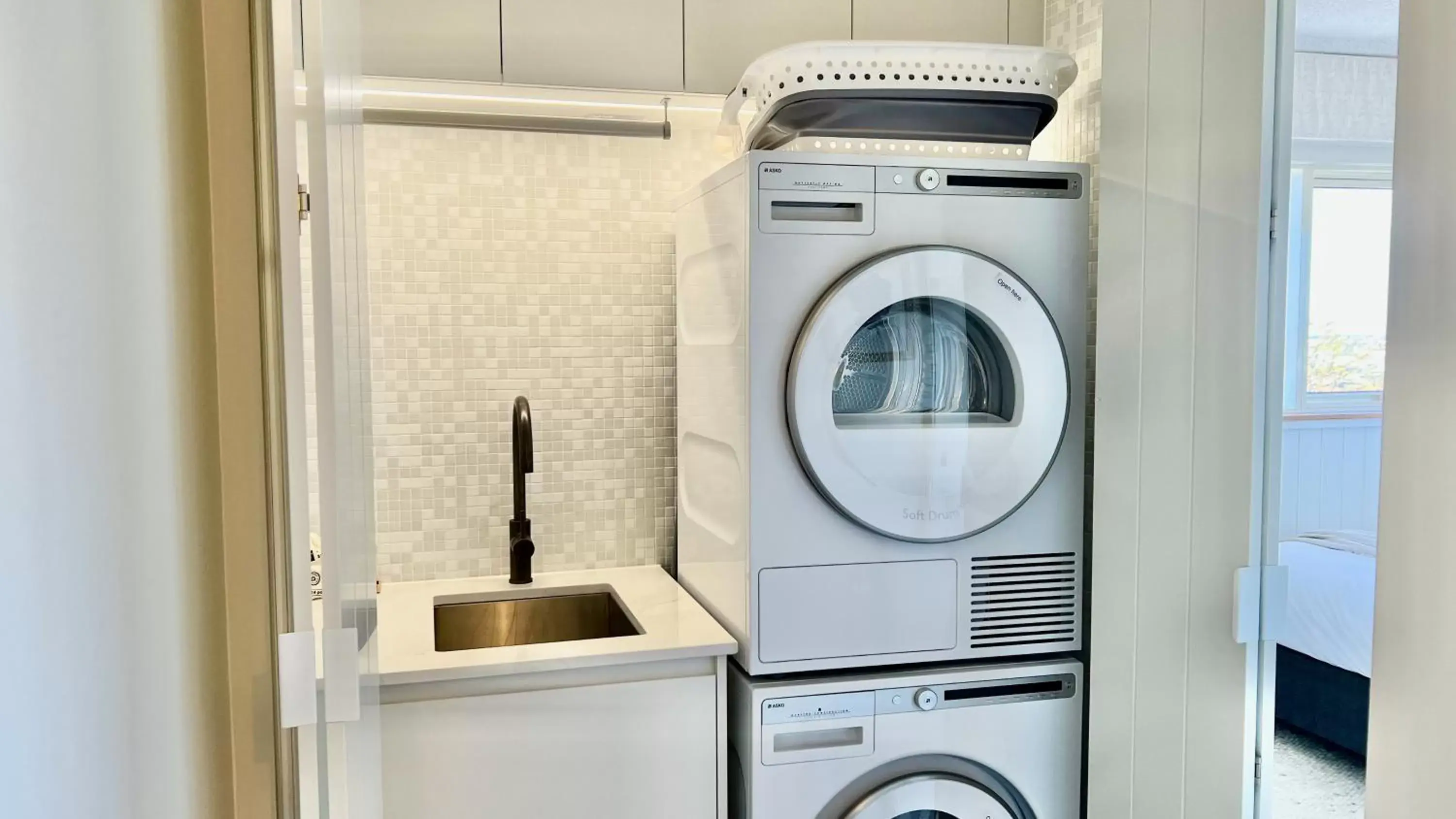 washing machine, Kitchen/Kitchenette in 84 The Spit Holiday Apartments