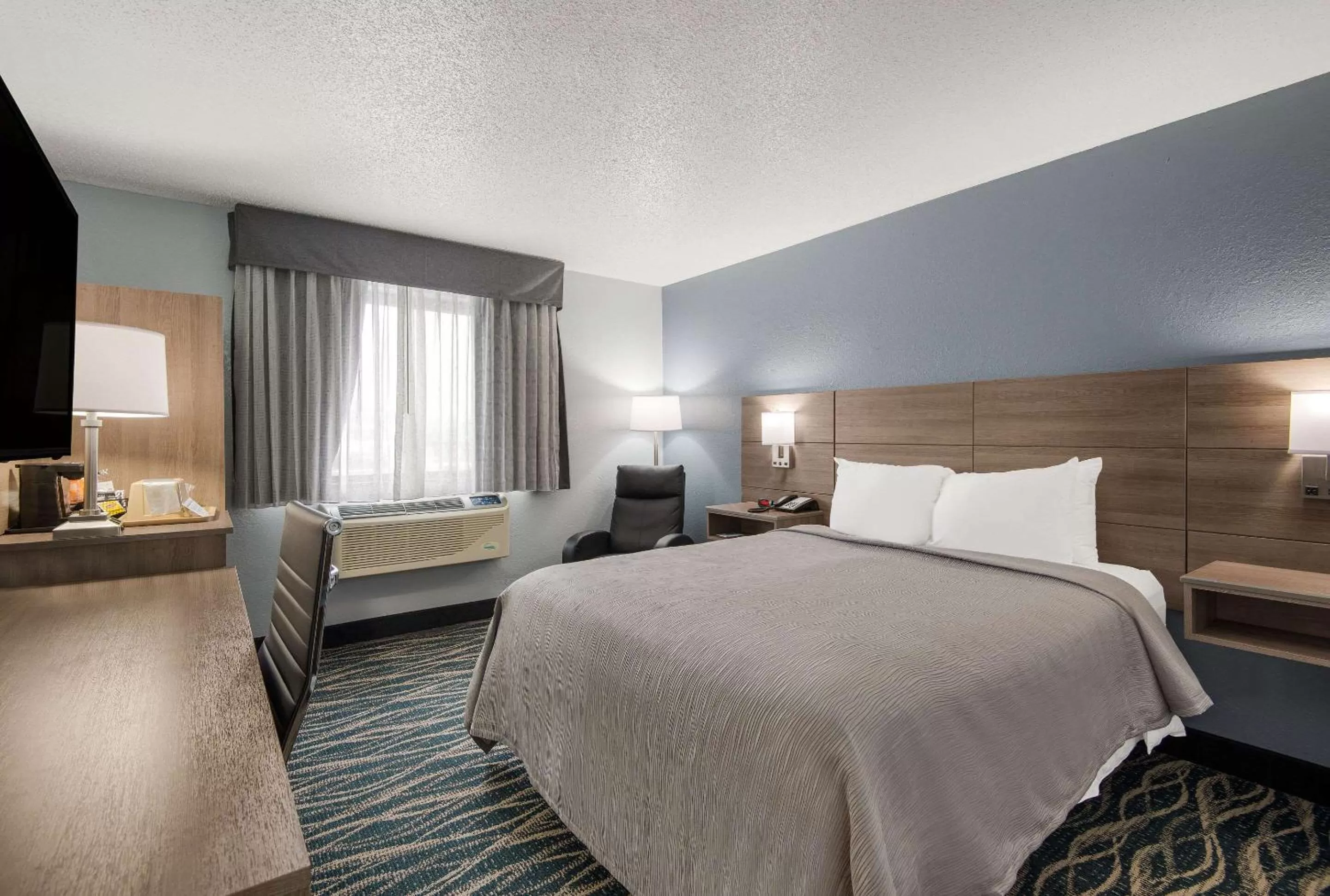 Bedroom, Bed in Super 8 by Wyndham Oneida Verona