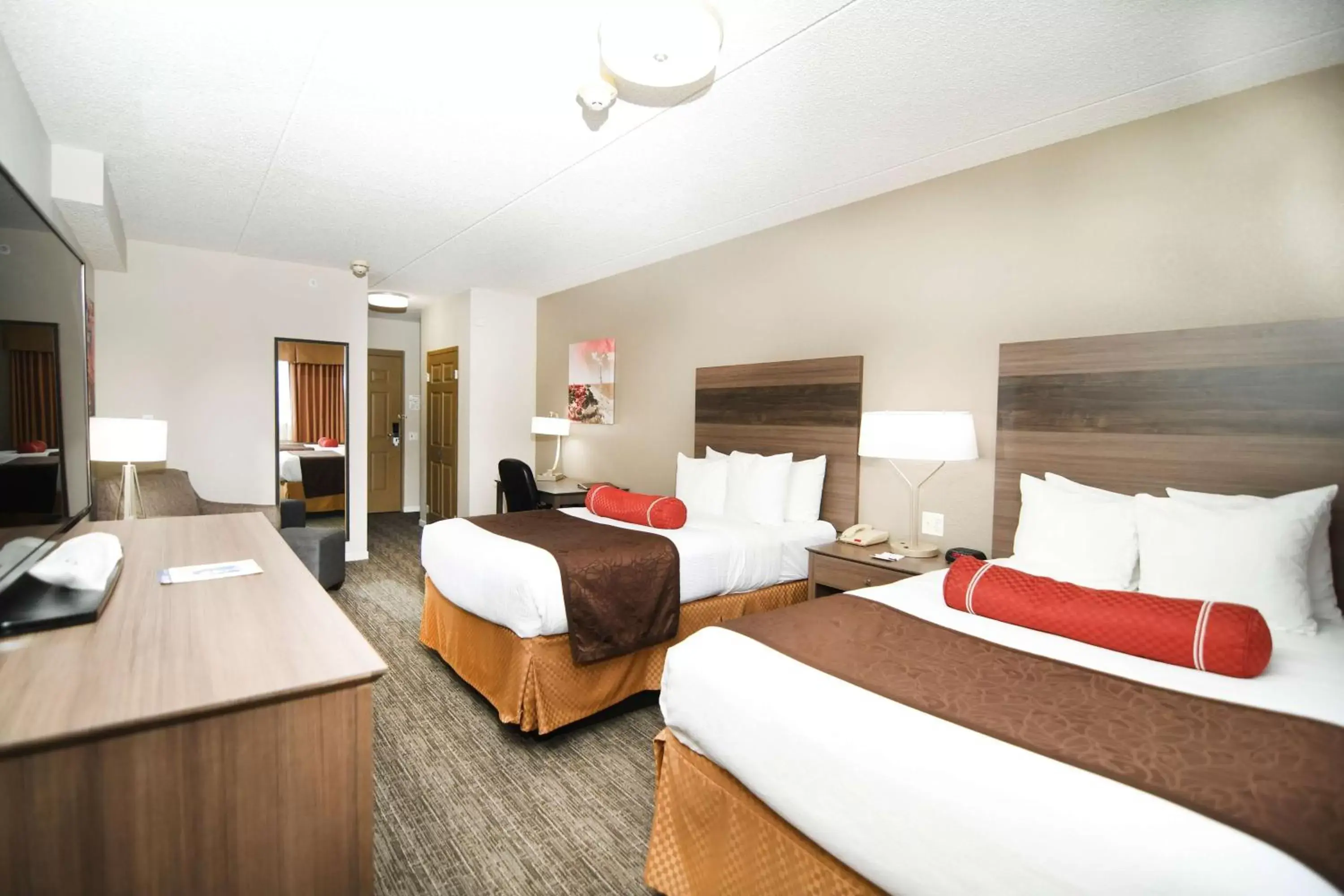 Photo of the whole room, Bed in Best Western Plus Sandusky Hotel & Suites