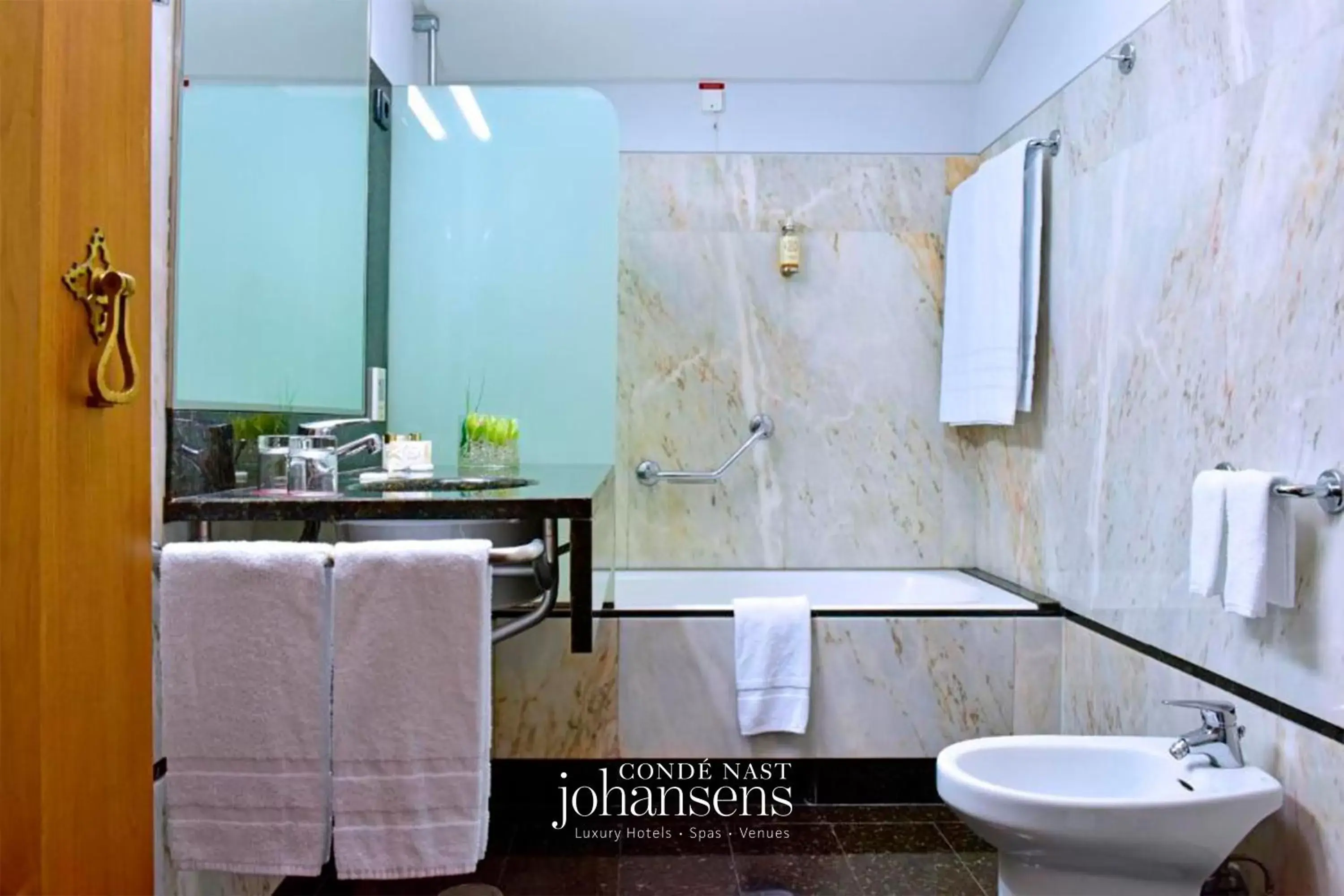 Bathroom in Casa Melo Alvim - by Unlock Hotels Bathroom in Casa Melo Alvim - by Unlock Hotels