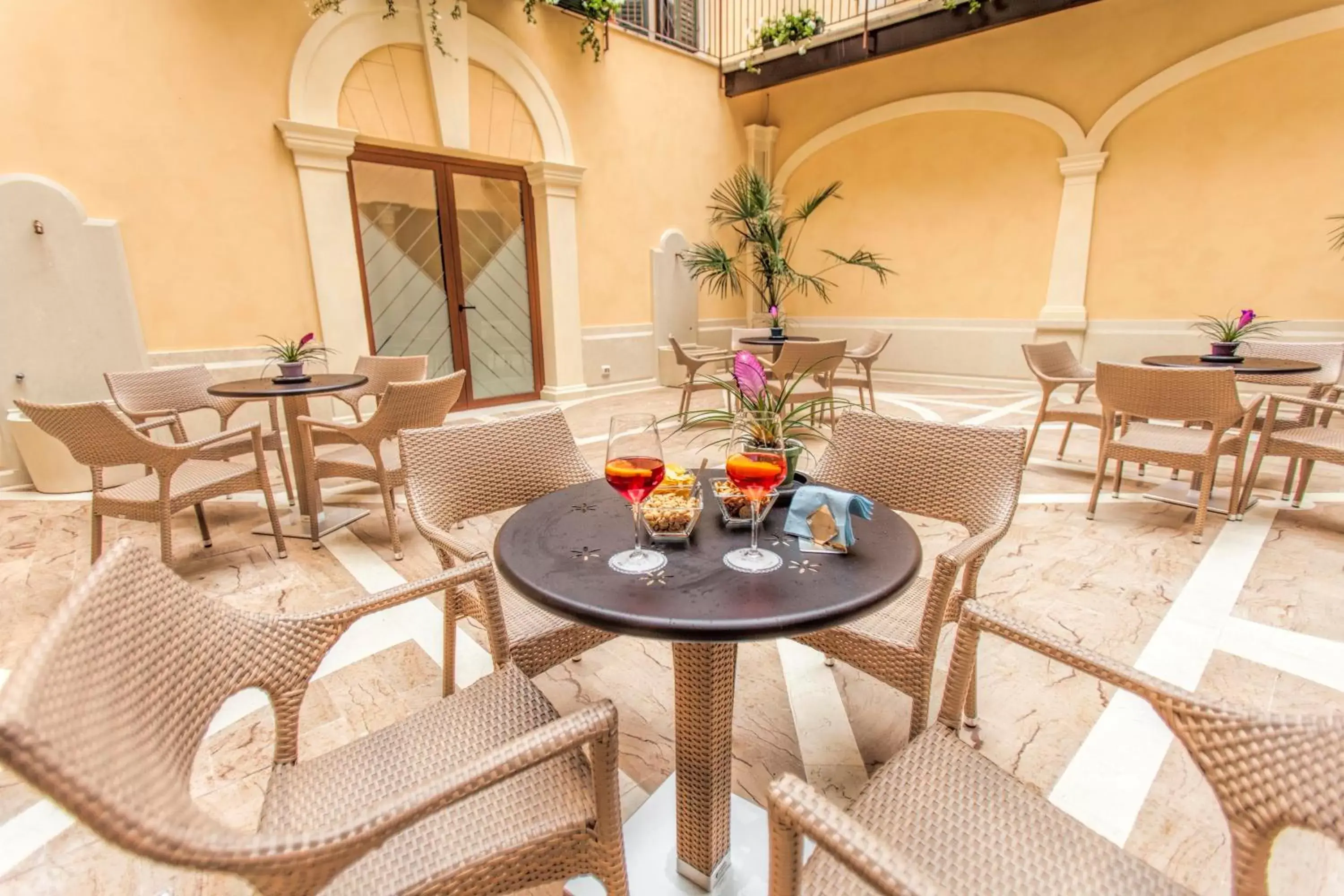 Patio, Restaurant/Places to Eat in Hotel Colomba d'Oro