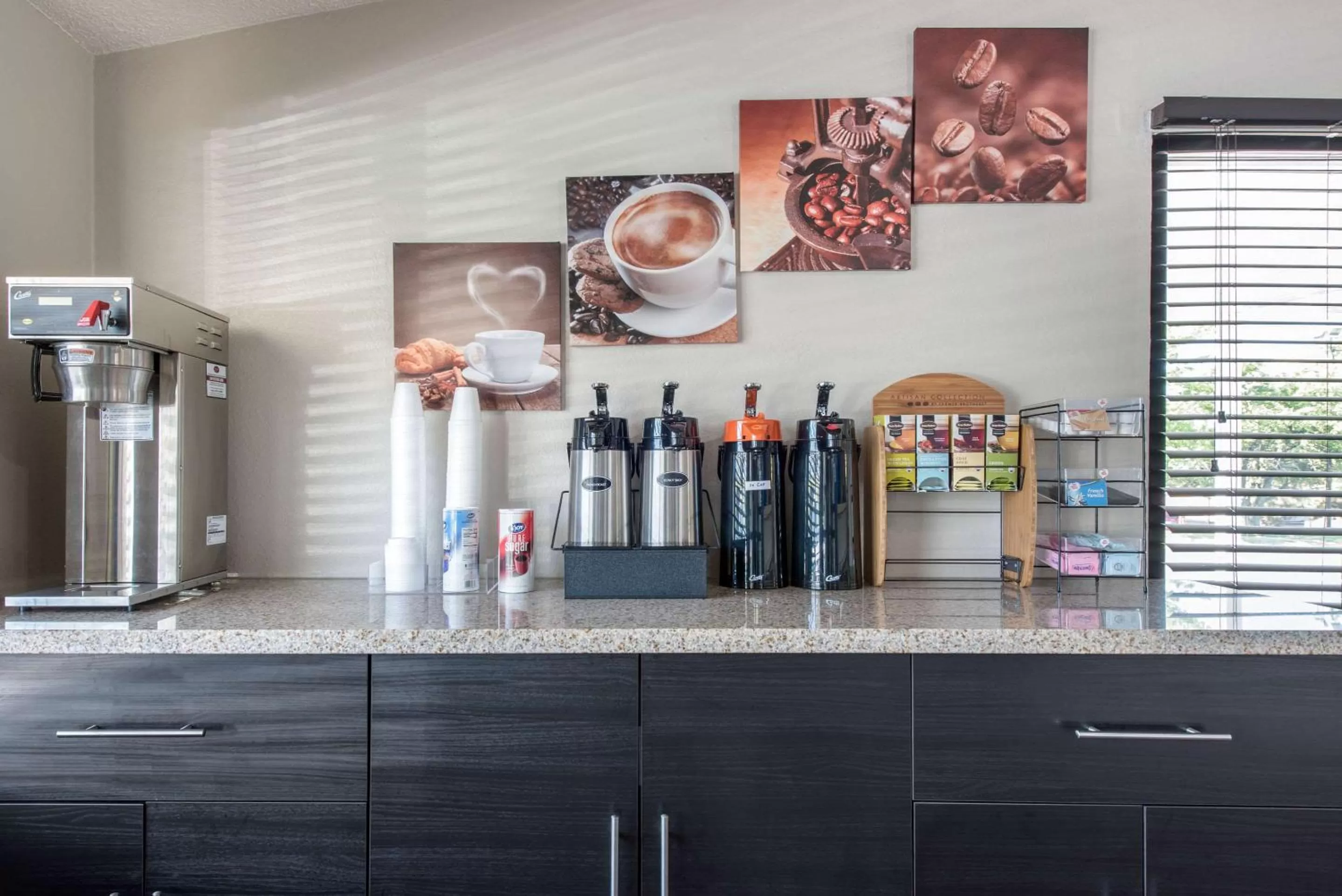 Restaurant/places to eat, Kitchen/Kitchenette in Rodeway Inn Sharonville